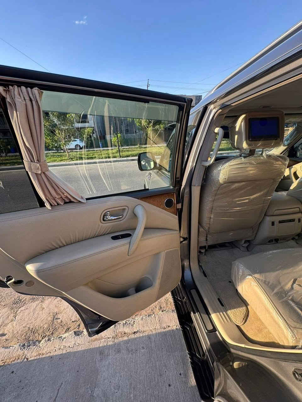 السلام عليكم للبيع او مراوس بسياره عالي
إنفنتي QX56 موديل2014

محرك 8 سلندر (المرغوب)

فل مواصفات – أعلى فئة

المسافة المقطوعة: 52 ألف ميل

السيارة كفالة عام

كير ومكينة حدادية

كهربائيات كاملة بشرط

سيارة نظافة عالية جداً

المواصفات التفصيلية:

بصمة

فتحة سقف (سلايد)

كشنات جلد

كشن السائق والراكب كهرباء

تبريد وتدفئة كشنات

نظام صوتي

شاشات عدد 3

كاميرات 360 درجة

دبل إكسل 4X4

حساسات أمامية وخلفية

مرايا كهربائية + أوتو قابلة + ترحيب

تحكم ستيرن

صندوق كهربائي شفط

مانع انزلاق

مانع انحدار

7 ركاب

إضاءة LED وزينون عالي

لايتات كهربائية

داشبول ليزري

مراية داخلية عاكسة

منفذ 220 فولت

تبريد خلفي 

3 قطع تبريد مركزي

نظام قيادة

سترين كهربائي

نيكل كامل بلادي

جنوط بلاك حجم كبير

كشنات خزن
 
جكات تصعد وتنزل

الإضافات:

أغراض الشركة والسبير كتلوك كاملة موجودة

موقع السيارة:

 (صلاح الدين) سعر 170وبيها مجال

للاستفسار:

***********
***********
