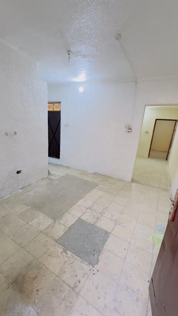 دار سكني للبيع في منطقة هادئة ومريحة. يحتوي الدار على عدة غرف نظيفة ومشرقة، مع تهوية جيدة. الأرضيات بحاجة إلى بعض الصيانة البسيطة لمن يرغب. مدخل خاص ويوجد درج خارجي يؤدي إلى الطابق العلوي. مناسب للعائلات الباحثة عن مكان مريح للعيش.