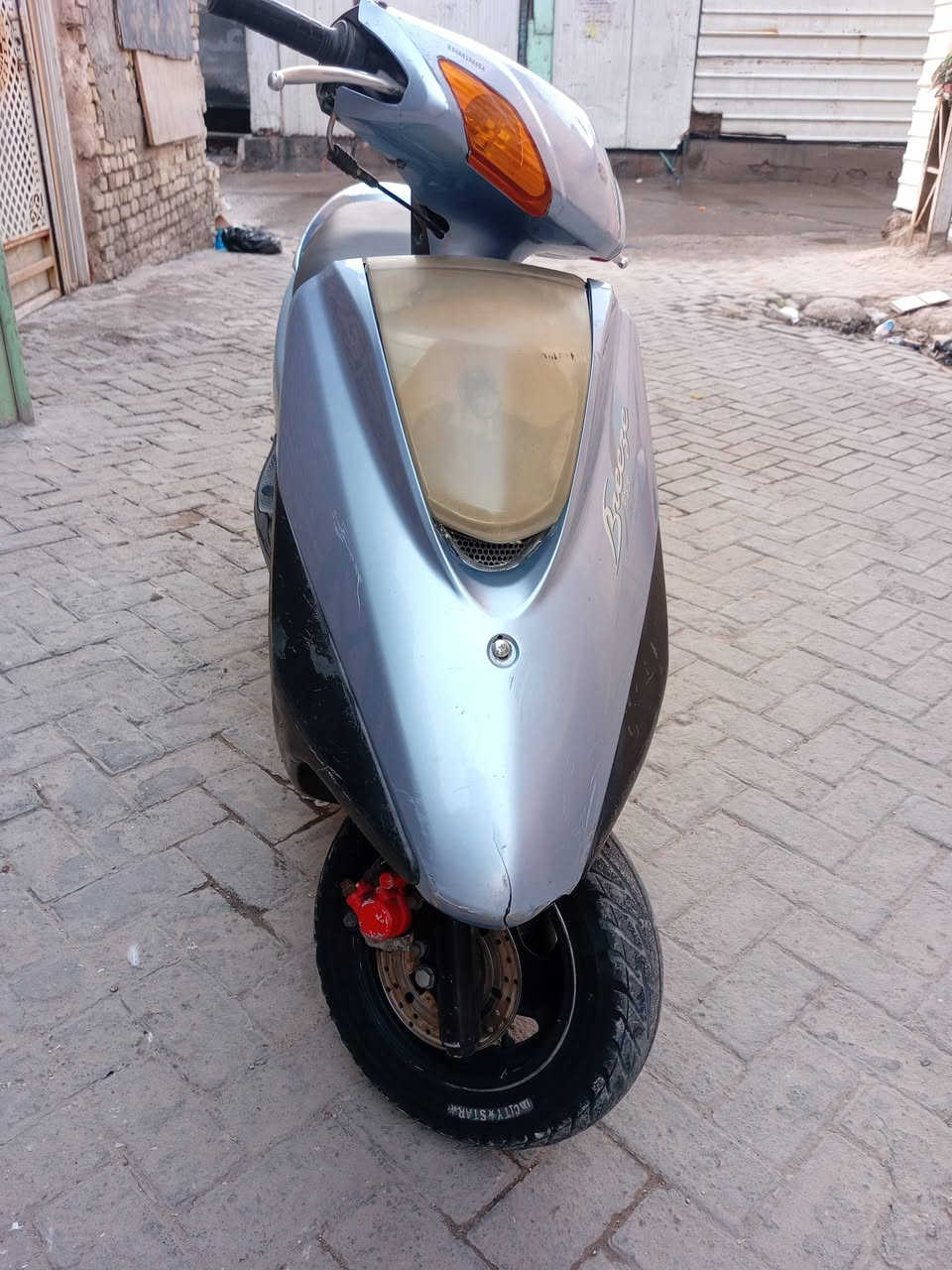 السلام عليكم دراجه بريز للبيع الدراجه حلوه وخير من الله مكينه بلاديه ما مفتوحه  احله من الصوره الله شاهد كهربائات كله شغاله سلف وهند كله شغال السعر 650مكاني بغداد مدينه الصدر الستفسار على الرقم ***********
