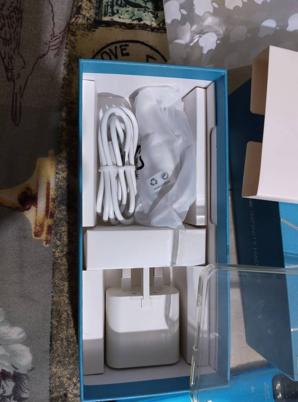 السلام عليكم تلفون لبيع بعده بل كارتونه اجاني هديه و ماحتاجته محتاجه فلوس سعره على خاص و يوجد توصيل *********** بعده بل كارتونه مامشتغل
