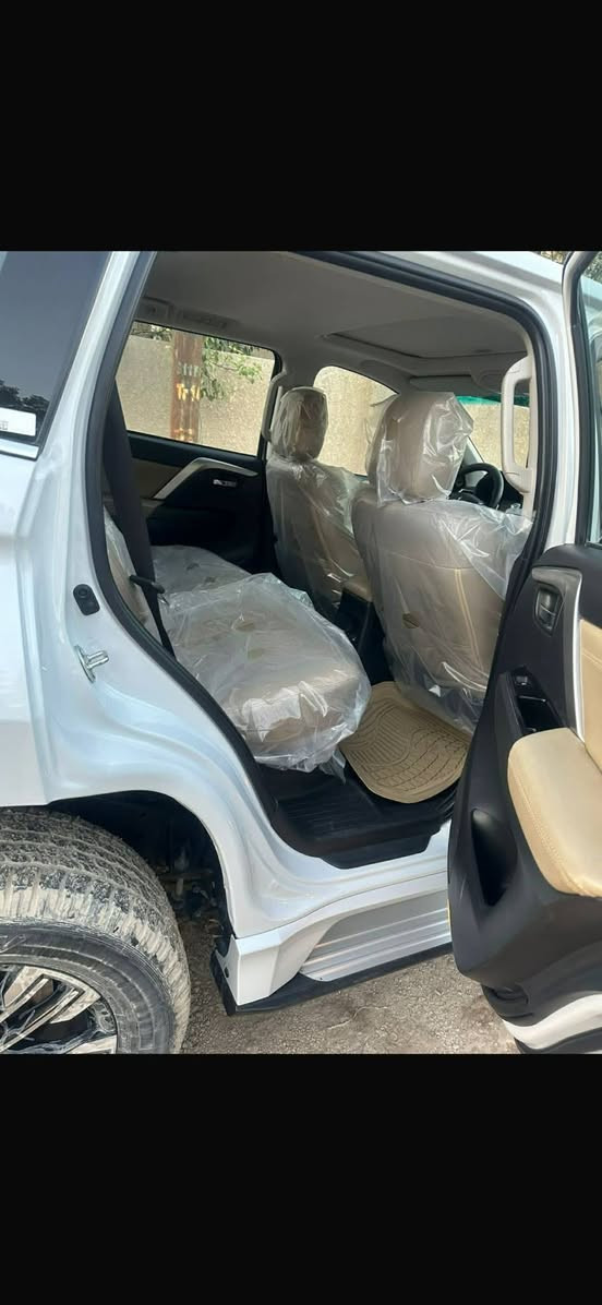 السلام عليكم 
باجيرو مونتيرو موديل 2021 ماشية 36 يعني اخت الزيرومحرك 3000 سلايد روف كرسي يدوي شاشة ديجيتال سايد بريك اوتو هولد حساس خلفي فقط كشنات جلد لون بيجي فور ويل حقيقي جنطة يدوي بلوجكتر اشاره السعر 240 مكان السيارة بابل
***********
