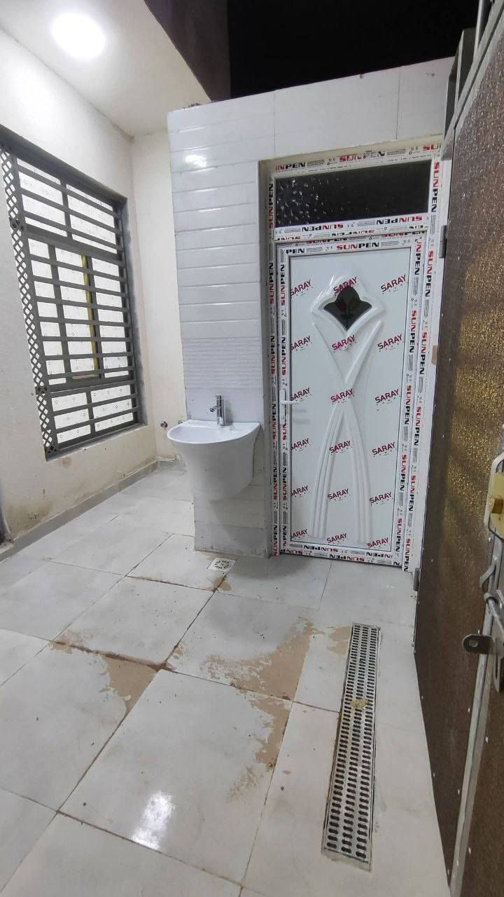 دار ١٠٠م حي الغدير خلف شارع ٣٠ خلف المدرسه الصينيه بناء حديث شغل راقي جاهز للسكن طابق واحد مسلح ***********
