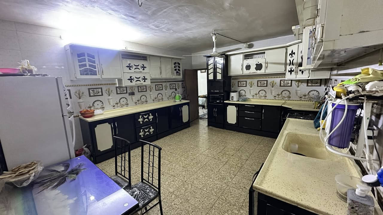 دار للبيع مساحه البيت ٢٠٠ متر طابو صرف  يحتوي الطابق الارضي على  (مطبخ واستقبال و هول وغرفه وصحيات ومنور ) 
الطابق الاول (سويت غرفه وصحيات )
بناء البيت حديث.
العنوان ابي غرق حي السلام 
السعر خاص 
او الاتصال على *********** _***********
