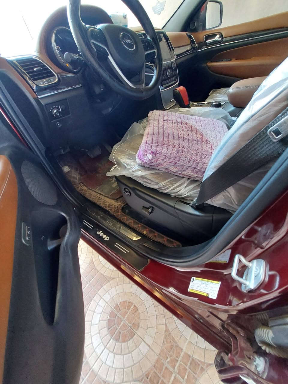 جيب اوفرلاند ٢١خليجي للبيييع
رقم بغداد وباسمي 
ماشية ٢٠ الف كم 
فول مواصفات عدا الرادار الامامي 
جكات 
٣ شاشات
فور ويل 
كشنات جلد قرميدي الامامية كهربائية تدفئة وتبريد 
ستيرن كهربائي مع تدفئة 
بانوراما 
كشن السائق خزن ميموري 
وباقي المواصفات المعروفة  
السيارة مكفولة عدا الجاملغ الأمامي الأيمن به تصليح بارد بسيط 
مكان السيارة كربلاء قضاء الهندية 
السعر ٣٤٠
***********
