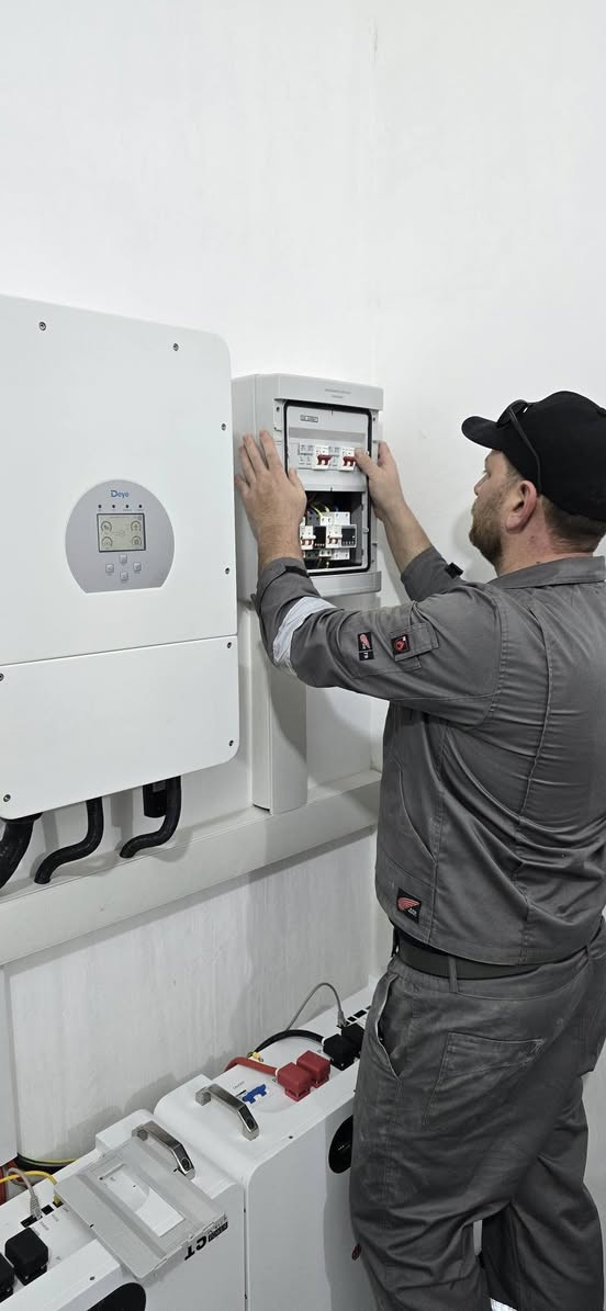 🔥عرض مميز لمدت 3 ايام اغتنم الفرصة الآن بالحصول على منظومتك بالسعر القديم
 
⚡منظومتنا اليوم من قضاء الضلوعية ⚡
 🔥منظومة ( 40 امبير ) التفاصيل
🔹 إنفيرتر ديا  12 كيلوواط ضمان 5 سنوات
🔹بطارية ليثيوم سولر ماكس 15 كيلو واط 51 فولت عدد 2 ضمان 5 سنوات 
🔹 الواح جينكو 620 واط  عدد 18
🔹 بورد حماية متكامل خاص بالمنظومة
🔹أسلاك  DC و أسلاك AC

✅ كادر هندسي مختص لتنصيب أجهزة الطاقة الشمسية للمنازل والمكاتب والمنظومات الزراعية ذو خبره تصل الى ٦ سنوات 

مكتب التقنيات الحديثة للطاقة الشمسية
 صلاح الدين سامراء فلكةالشروق مقبل مطعم حبايبنا -
*********** 📞مهندس محمد مانع
*********** 📞محمد صالح
