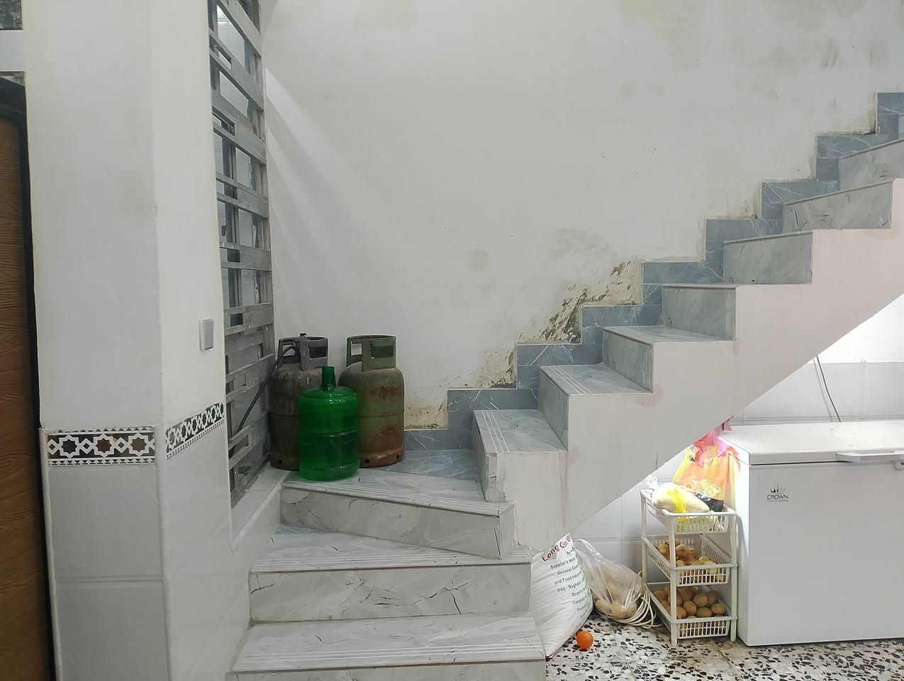 السلام عليكم من رخصة الادمن عندي بيت مساحة 100متر 5*20 بيت طابقين كامل خدمات كاملة في منطقة المعسكر بلديات علما البيت صار 15 يوم من كمل  الاتصال على هذا الرقم ***********
