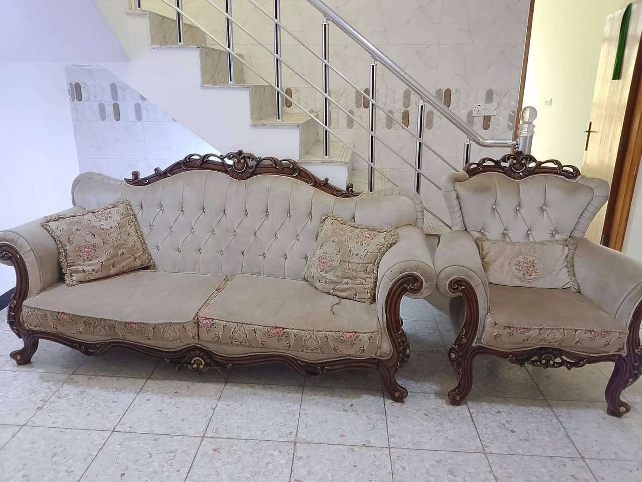 سلام عليكم بيع تخم تركي 10مقاعد سعر 500وبي مجال ملاحظه تخم نضيف يحتاج فقط غسل مكان بغداد جسر ديالى رقم(***********)
