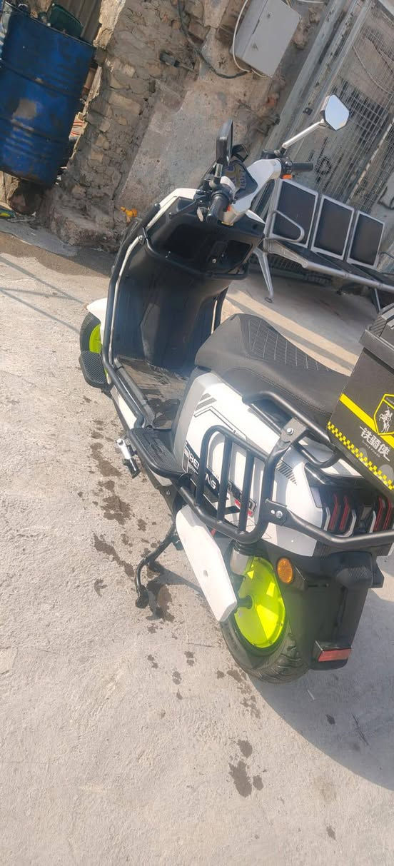 السلام عليكم دراجه البيع شحن صار شهر من ماخذه العنوان الشعب شارع الصحه السعر 600الف وبيه مجال حك الجيه *********** واتساب
