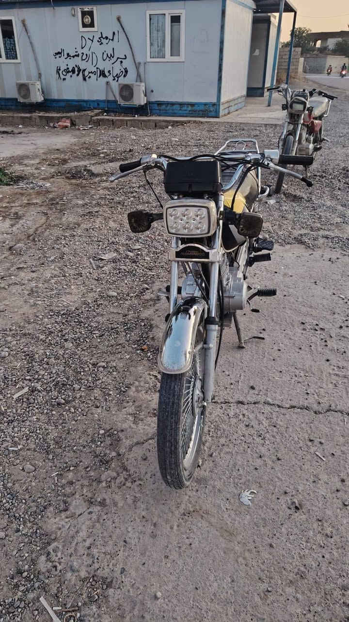 بعد السلام يوجد موطور اربعه كير موديل 2023 محرك كبس ما مفتوح كهربائية كلها شغاله شرط ل صرف ولا بخار 
 السعر المطلوب 500 بي مجال الاستفسار اكثر اتصل *********** خاص غير موجود لا تراسل
