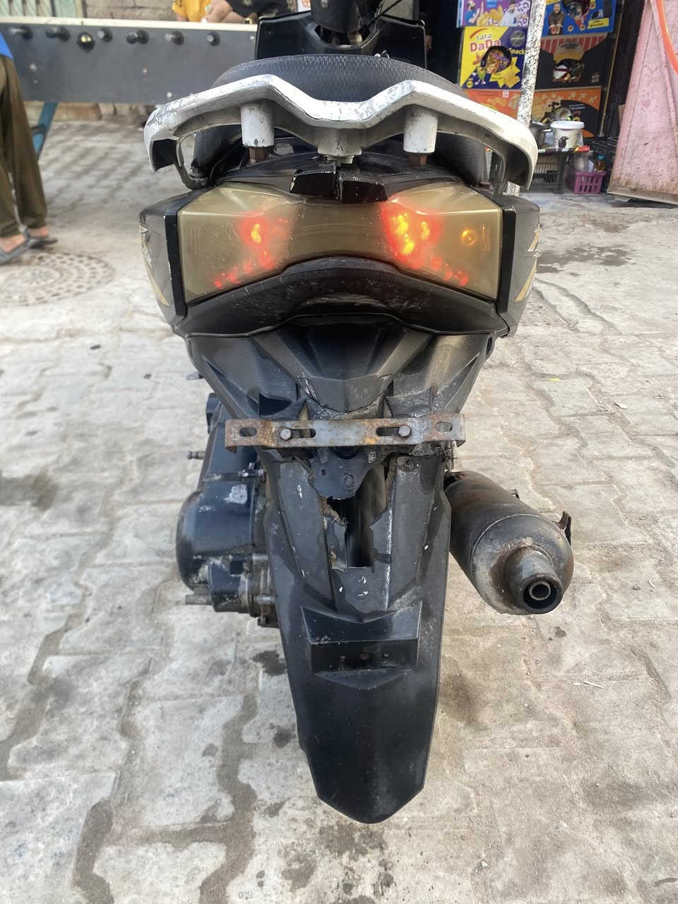 السلام عليكم                                                                               

ماكس صيني الدراجه نضيفه من ناحيه مكينه ما مفتوحه ونضيفه بشكل وكفرات موجوده بس كفر واحد عوزها والدراجه سلف فقط بدون هندر ومكفوله من السرقه وكلشي 
للاستفسار ***********
