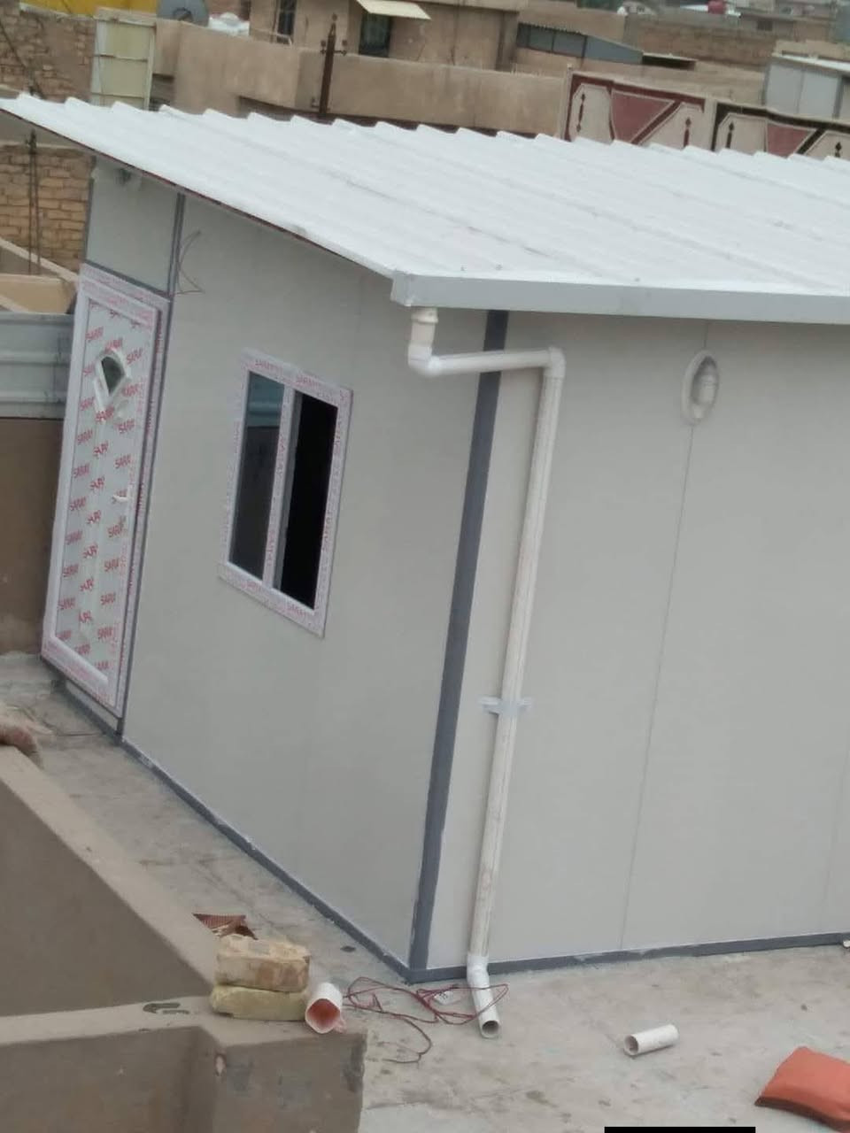 بيت جاهزة من كرفان يتكون من غرفة  استقبال غرفه نوم مطبخ حمام تواليت 
العمل والابداع وتميز👌🏼 
وصنع كرفانات كبيره وصغيره حسب اذواقكم 👨🏻👩🏻
وحسب تصاميمكم ☑️🔴⚫️
وعمل سقوف ثانويه وتغليف جدران والكهربائيات حسب طلباتكم ◾️◻️
على راغبين مراسله صفحة 🎬📜📃
وموقعونا في بابل  ‏‪***********‬‏
