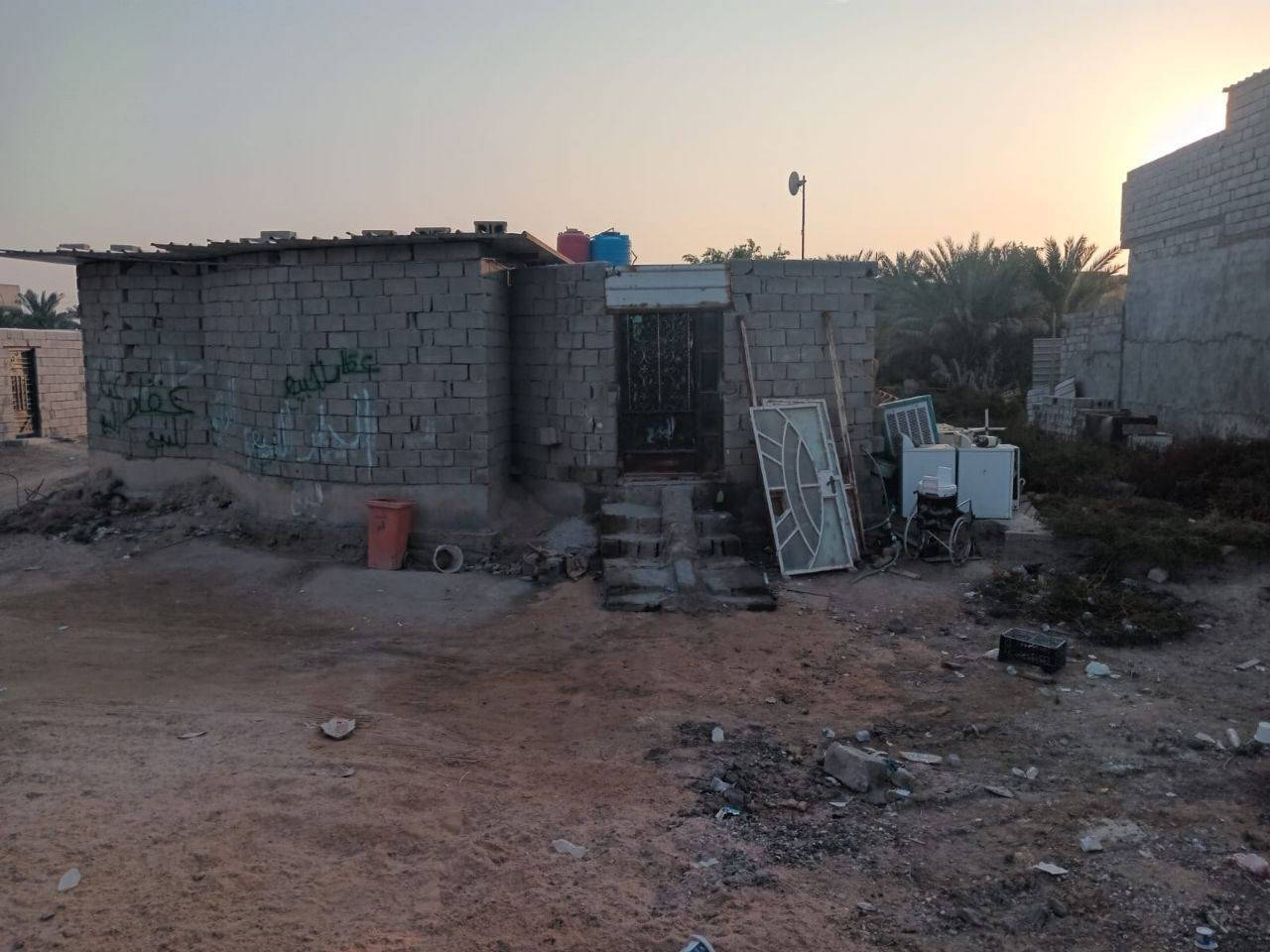 بيع مستعجل قطعة ارض طابو زراعي +بيت صغيره مبني في القطعه
مساحه القطعه 500 متر

خلفه ب 5 امتار نهر جاري
يعني كل المجاري على النهر 

🔴عنوان قضاء ابي الخصيب العوجه خلف مستشفى الصيني يعني بالنزيله 
كلشي قريب عليها سوق ابي الخصيب وسوق العوجه ثنينهم مشي
بالاضافه مستشفى ابي الخصيب تبعد عنها 5 دقايق بالسياره

ومدارس ابتدائية متوسطه اعداديه قريب عليها وحتى روضه اهليه قريبه كلش 
موقعه مميز كلش لان كلشي قريب عليها

🔴رايده 100 وبيها مجال للشراي

🟠ملاحظه: البيت مبني بيها الحوش +غرفه ومطبخ وصحيات
التصميم البيت فله يعني خريطه مشايف مثلها ابد (البيت مكامل فقط هيكل ونصف خريطه)   تريد تكمل عليه اوتفلشه
 هذا شي يرجعلك 

ف سواء قطعه او قطعه وبيت على 100 وبيها مجال للشراي 

🟡للاستفسار مراسلة خاص


**إذا كنت صاحب هذا الإعلان وتريد حذفه لأي سبب، رجاءا أرسل رسالة إلى الدعم الفني**