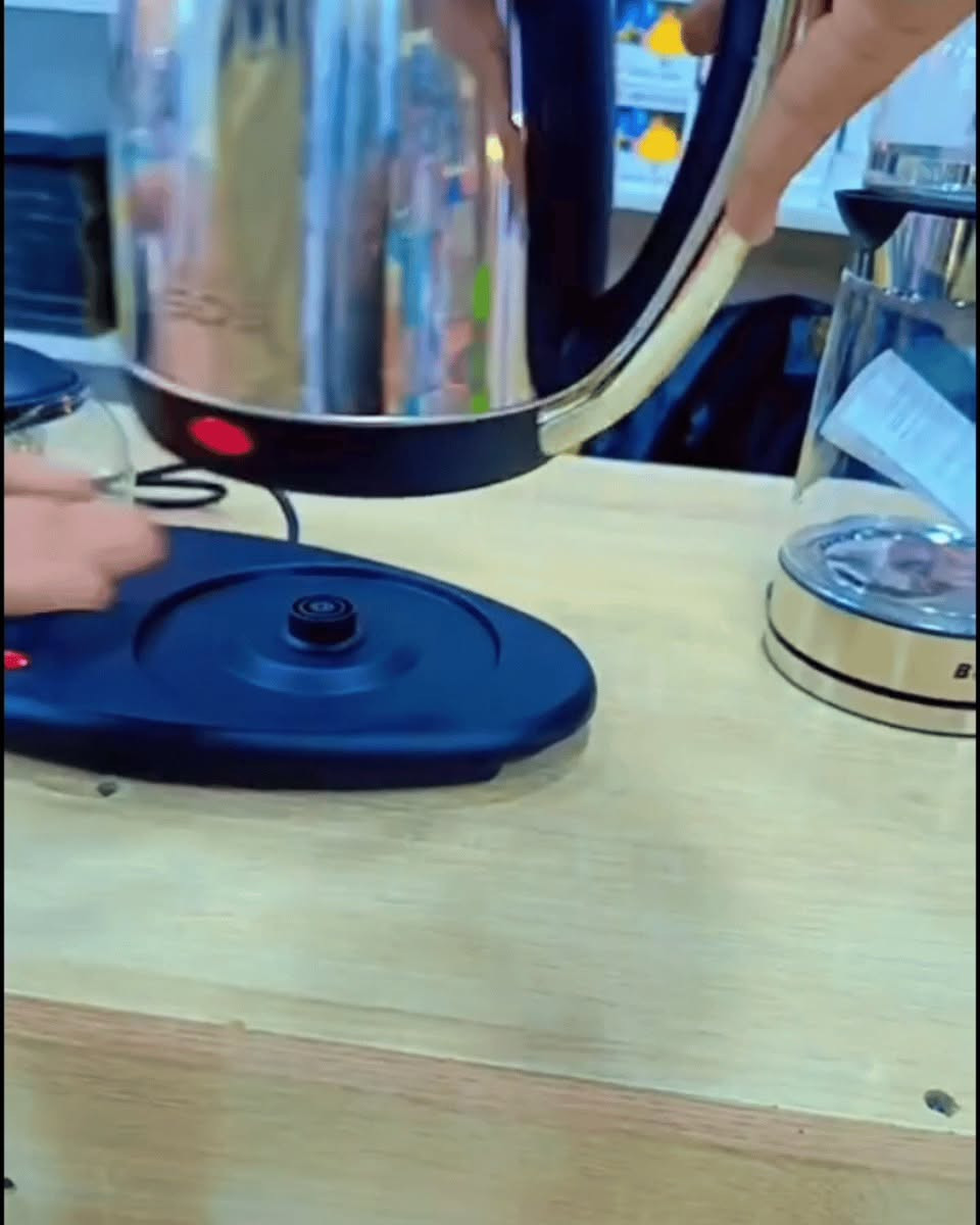 بسعر 25000 فقط 🔥 مع التوصيل 
غلاية ستيل مع قوري شاي بايركس 2 في 1 ✨

تحضير الشاي صار أسهل وأسرع وبشكل أنيق ☕

غلي سريع بقدرة 1800 واط

قوري بايركس حراري مع فلتر ستيل بدون شوائب

أمان عالي مع فصل تلقائي عند الغليان

تصميم عملي للمطبخ والضيافة

اختيار مثالي لكل بيت 👌


**إذا كنت صاحب هذا الإعلان وتريد حذفه لأي سبب، رجاءا أرسل رسالة إلى الدعم الفني**