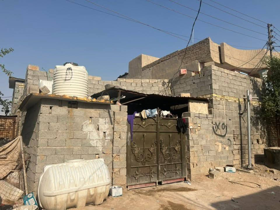 سلام عليكم ورحمه الله وبركاته
دار البيع
العنوان بغداد النهروان شارع شمري 
 بيت البيع نهايت شارعً شمري قرب أبو شاكر الوكيل
البيت 200 متر الوجهيه 10 

لاستقبال  الطول 7 العرض 4 الرضيه بورسلين 

الصاله طول. 8 والعرض 4 

3 غرف وحد

4+5 وثانيه 4+4

3+3 

بي تركً والسطح شتايكر. 

البيتونه سندويش

السقف عكاده مضبوط والبيت كله رباطات درجه ئوله 

البيت ريده ب

55 وبي مجال 

البيت. بئسمً ورثه ويحاولون 

البيت بس 3 قرفً عوزهن رضيهً وبوركً

***********

تنويه البيت طابوك ورباطات بس الوجهيه بلوك
