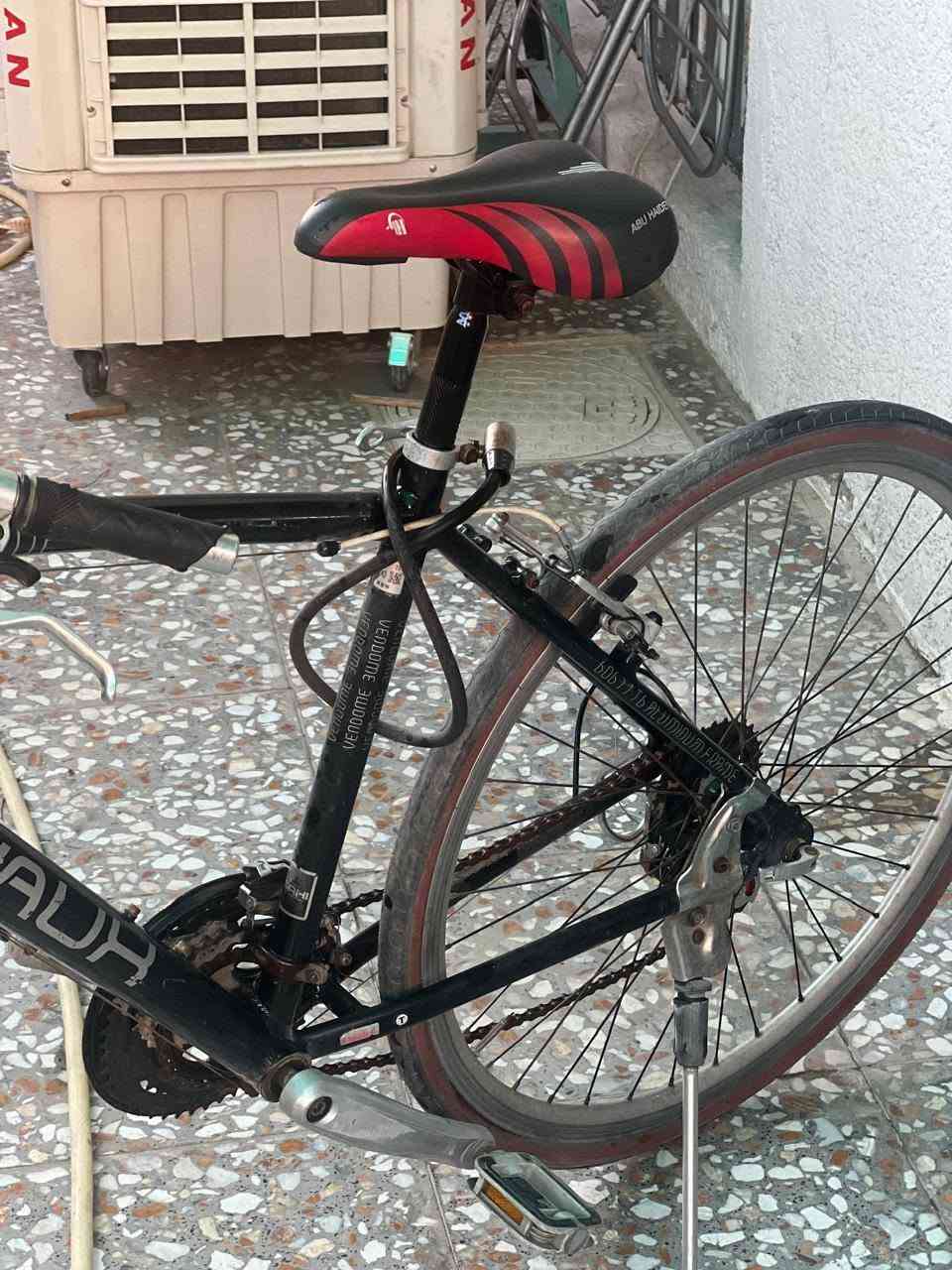 🚲✨ للبيع بايسكل شيفاكس فرنسي 🇫🇷 المنيوم بالكامل خفيف الوزن ✨🚲
✅ فريم ألمنيوم بالكامل.

✅ ويل أمامي وخلفي ألمنيوم.

✅ مكينة 8×3 (8 سرعة).

✅ دبلات أمامي.

✅ الغيارات والفرامل كلها شغالة 100% 💯

✅ الدراجة جاهزة للاستخدام وما تحتاج أي تصليح يتحمل أوزان عاليه 👌

📌 ملاحظات بسيطة 👍

📍 الموقع: بغداد - البياع .

💰 السعر: ١٤٥ ألف دينار (قابل للتفاوض بالمعقول).

🔥 دراجة أصلية ونظيفة، فرصة للي يريد جودة وسعر مناسب. مريح للرحلات الطويله خفيف وسريع جداً


**إذا كنت صاحب هذا الإعلان وتريد حذفه لأي سبب، رجاءا أرسل رسالة إلى الدعم الفني**