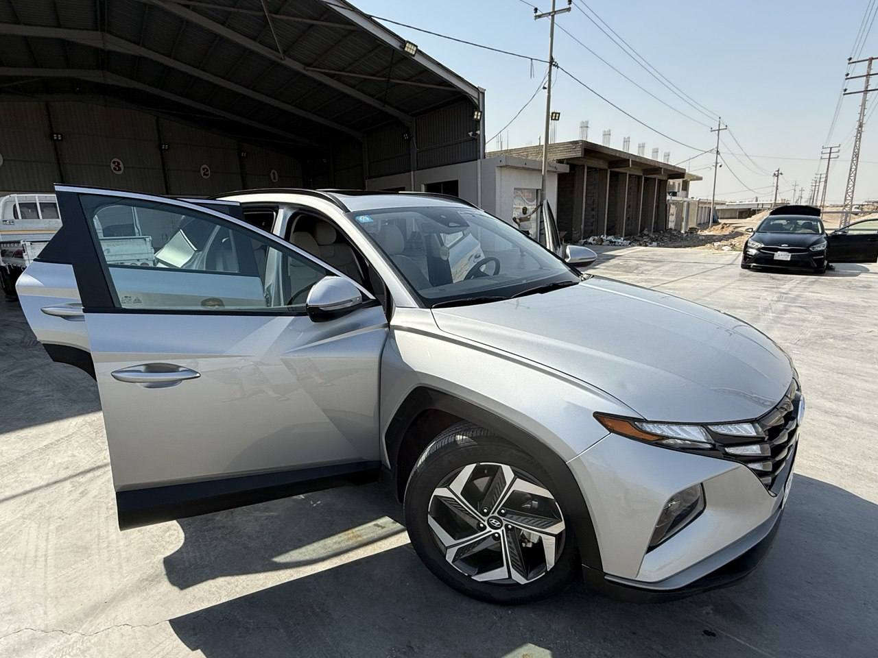 السلام عليكم
للبيع فقط توسان امريكي 
موديل 2024 نظيفه جدا 
رقم بغداد 
فول مواصفات 
داخل ابيض 
ماشية 18الف ml 
صور الحادث بالمنشور + ربع الجنطه الخلفيه صبغ
مكان السيارة واسط الصويرة 
***********
