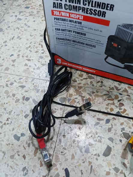 السلام عليكم 🙋🙋 
كمبريسر صغير للسياره والبايسكل واي شي يحتاج هواء 
يشتغل على السياره ١٢ فولت 
دبل بستم ينطيك ٧٠ لتر بالدقيقه
يجي وياه صونده مع سلك طويل 
وحقيبه قماش 
السعر ٥٠ الف مع التوصيل 
الحجز على الخاص او الاتصال على الرقم التالي 
***********

