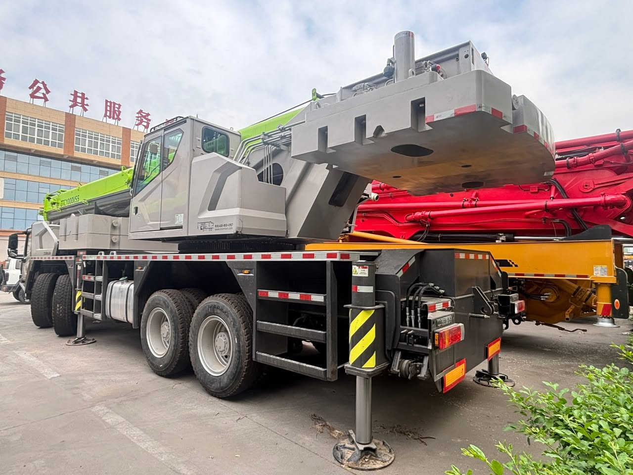 ZOOMLION ZTC1000Vs562 CRANE
ZOOMLION ZTC1000VS562 Premium 100 Ton Truck Crane
5-section main boom, total 51m
Comes with 2 built-in jibs, 17.5m
Equipped with 24-ton transition counterweight
4-axle heavy-duty chassis
Fitted with large 385 wear-resistant tires
450L large fuel tank, super long driving range
 
Low mileage & low working hours:
Only 4,855 driving kilometers
Just 563 working hours, nearly new condition!
https://wa.me/+86 135 2617 0326
WhatsApp:+86 1352670326

#UsedCraneAfrica
#AfricaConstructionMachinery
#CraneForSaleAfrica
#HeavyMachineryAfrica
#ZOOMLION


**إذا كنت صاحب هذا الإعلان وتريد حذفه لأي سبب، رجاءا أرسل رسالة إلى الدعم الفني**