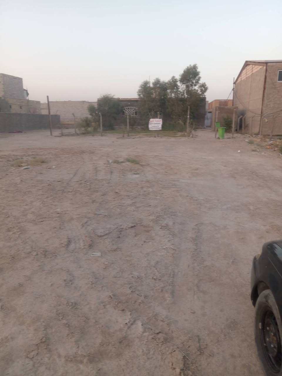 بسم الله الرحمن الرحيم مزرعه للبيع تحتوي علا دارين الدر لاول غرفتين وصاله ومطبخ ومجمع صحيات وستقبال 25 متر  ودار ثانيه مشتمل البيت معوز ارضيه وبورك فقط العنوان شارع المعمل طريق الكم اي ستفسار التصال ***********
