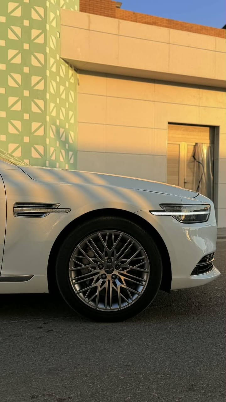 السلام عليكم  

للبيع فقط جنسيس جنسيز G90 

موديل 2021وارد امريكي 

رقم بغداد جديد  مميز كلش حلوو  بأسمي

محرك 5000 8 سلندر

1 ابواب + صندوك شفط 

2 بردات 

3فتحه

4 تدفئة و تبريد كشنات 

5 ماوس تحكم شاشة 

6 بدون فتحه 

7 مري شفط + قلاب 

8 خزن ميموري كشنات 

9 استيرن تحكم كهرباء + خزن + تدفئة 

10 جنطة كهرباء  

11 كامرة 360 درجة 

12 حساسات امامي خلفي 

13 كشن أمامي جنب سائق vip قلاب 

14 داتشو كامل 

15 اوتو هولد 

16 تحديد مسار 

17 قيادة ذاتية 

18 ترحيب إنارة + مري

19 دخول ذكي 

20 وضعيات قيادة
  ( ايكو - سمارت - سبورت - نورمال- كونفورت)
 
21 شاحن لاسلكي 

22 شاشة تبريد خلفية 

23 سايد بريك كهربائي 

24 نقطة عمياء مري 

25 رادار أمامي+ خلفي+ جانبي 

26 نظام صوتي Lexicon

27 دبل جام اوتو 

28 كامرات محيطية 4 

29 لد داخلي متغير 7 الوان 

30 ماوس خلفي تحكم كامل 

31 شفتات ستيرن 

معروفة مواصفات g90 ومتنعد 

سيارة عليها ادامة كاملة 
 مابيها اي نقص

سياره بيها صبغ جاملغ الامامي  اليمين واليسار والبنيد  حادث بسيط جديده مشاءالله 
السعر(290) وبي مجال ماكو جنسيز بهيج سعر مشاءالله 

رقم _ *********** جديده مشاءالله
