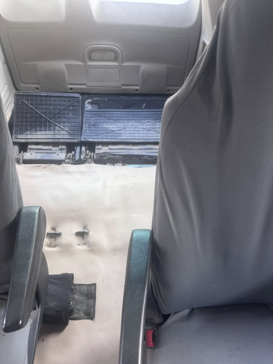 السلام عليكم ورحمة للبيع دوج كرفان موديل 2011سيارة خير من الله مكينه جديدة كير جديد البوب كهرباء والجنطه كهرباء سته سلندر محرك 3600 السنويه تنتهي 29  صدر جديد تخم تاير والسانور موجود بالصور السعر 13000$ 
للاستفسار ***********
