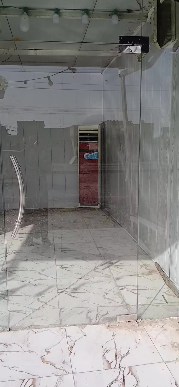 جام خانه للبيع العرض اربعه وعشرين سانت الارتفاع مترين ونص مع باب وقفاله يعني جاهزه بغداد الرشاد ***********
