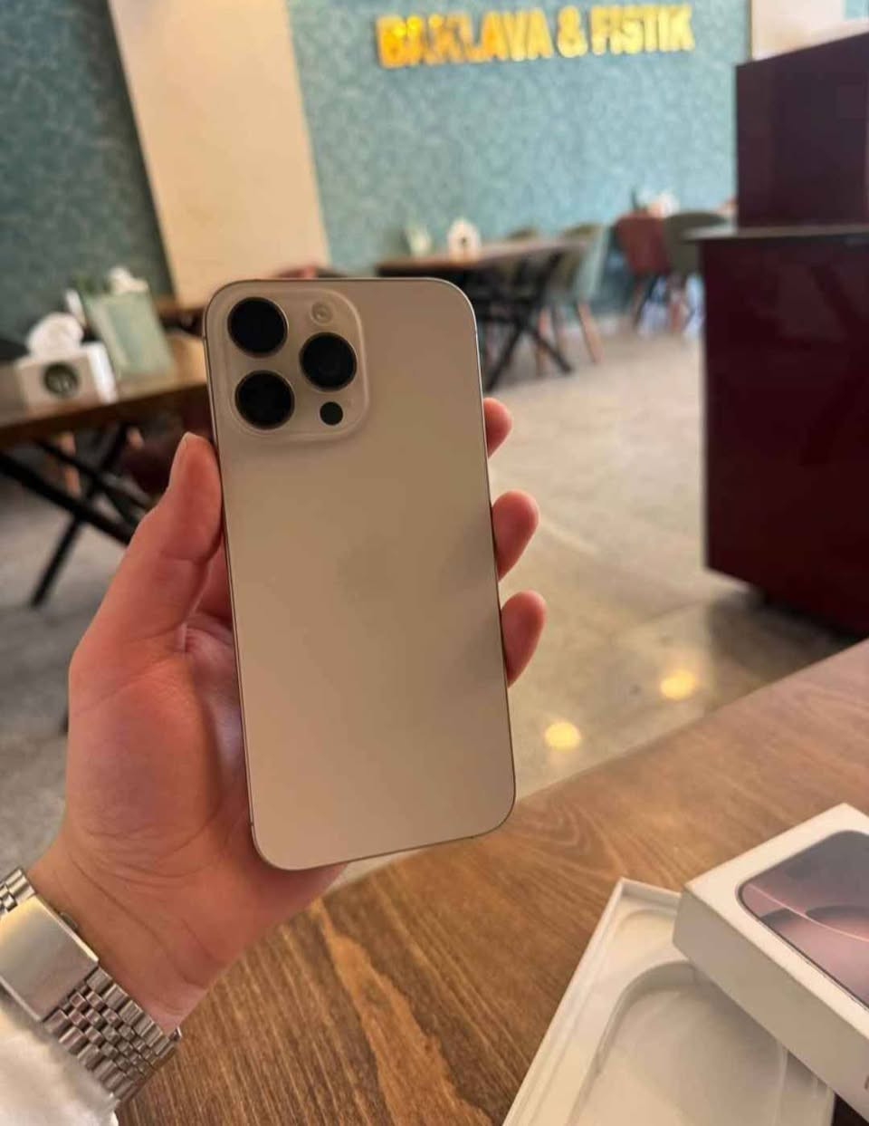 ايفون 16 برو ماكس 256 gb البطارية 89 نضافه ٪100 والجهاز وكالة السعر 1250 وبي مجال بصيط للطيبين


**إذا كنت صاحب هذا الإعلان وتريد حذفه لأي سبب، رجاءا أرسل رسالة إلى الدعم الفني**