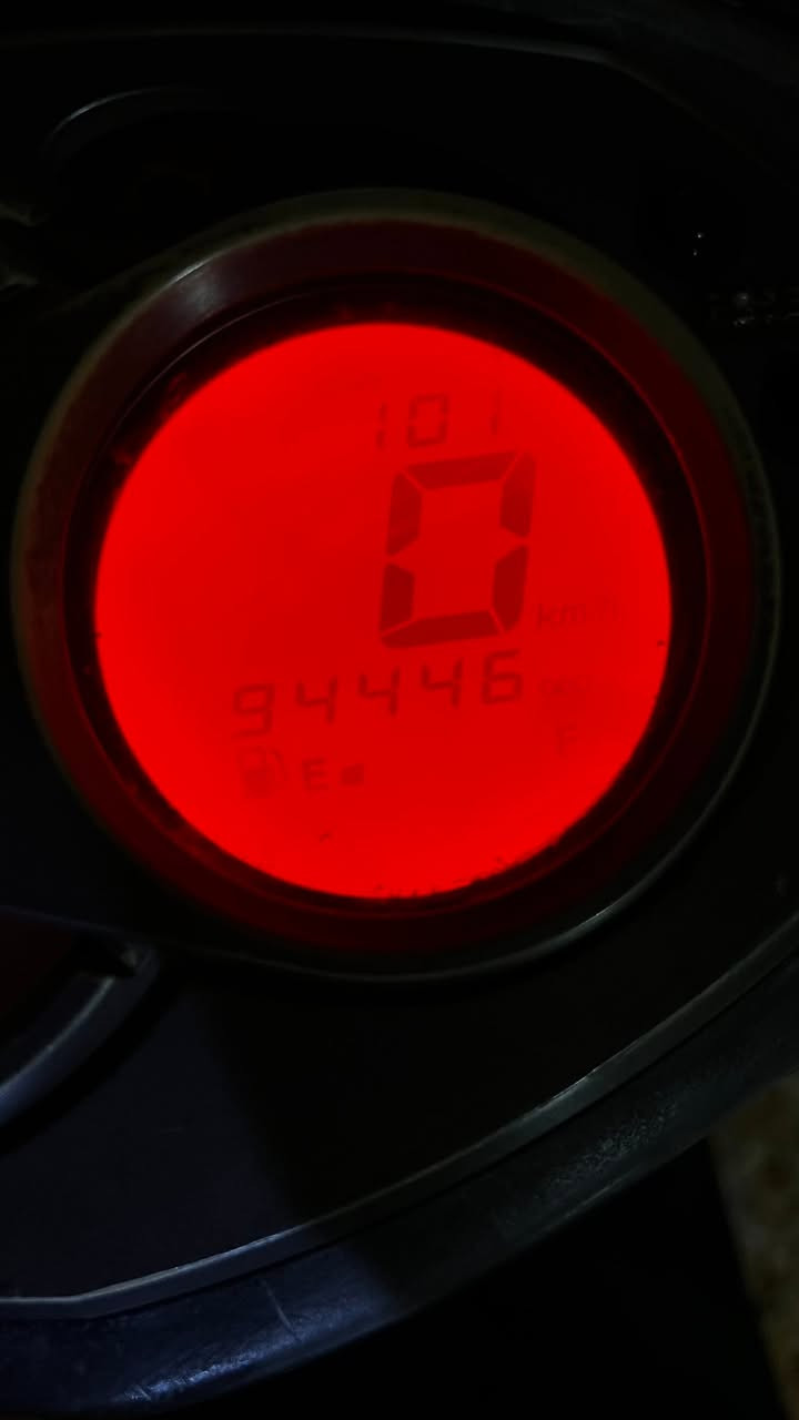 سكنس فحل ياباني قبق مسح للبيع (وصف مهم)
سكنس فحل ياباني قبق مسح كابريتر موديل 2007 مكينتها 125cc ماشية 94446 كيلومتر.

الدراجة منزلها رمبة حاوية على ايدي مكينة ما مفتوحة اشتريتها بتاريخ 2023/5/4.

الدراجة انفتحت مكينتها قبل شهر بتاريخ 2026/6/3 جان السلندر كاض بسبب منقصه دهن وانفتحت المكينة ودايرلها دهن امريكي اصلي amsoil 20/50 4T .

الدراجة حلوه بالمشي ونظيفة بس تعبانة بيها نقوصات بسيطة ويرادلها ترتيب ، الكفرات تعبانة وبيها نقص كفر واحد مال صفاح الايمن ومشخطة بسبب مگلوبه الدراجة قبل فترة ، كهربائيات شغالة فقط الاشارة اليسرة ما تشتغل ، الدبلات الامامية طاكه يرادلهن تبديل ، تشتغل سلف وهندر نكرة ومكينة مكفولة صافية حلوه.

بيها نقوصات حسب ما موضح بالصور ويرادلها ترتيب ، جان رتبتها وبعتها بسعر اعلى بس ما متفرغلها ابيعها على حطتها. الشراي والجاد بالشراء يراسل او يتصل واتساب 
ويتدلل انطيه عيوني رقم ***********

 عنوان البصرة /حي الزيتون ، سعرها 675 بيه مجال وقابل للتفاوض بس لحد يكسر بحلال العالم فدوه اروحلكم فقط الشراي يراسل.
