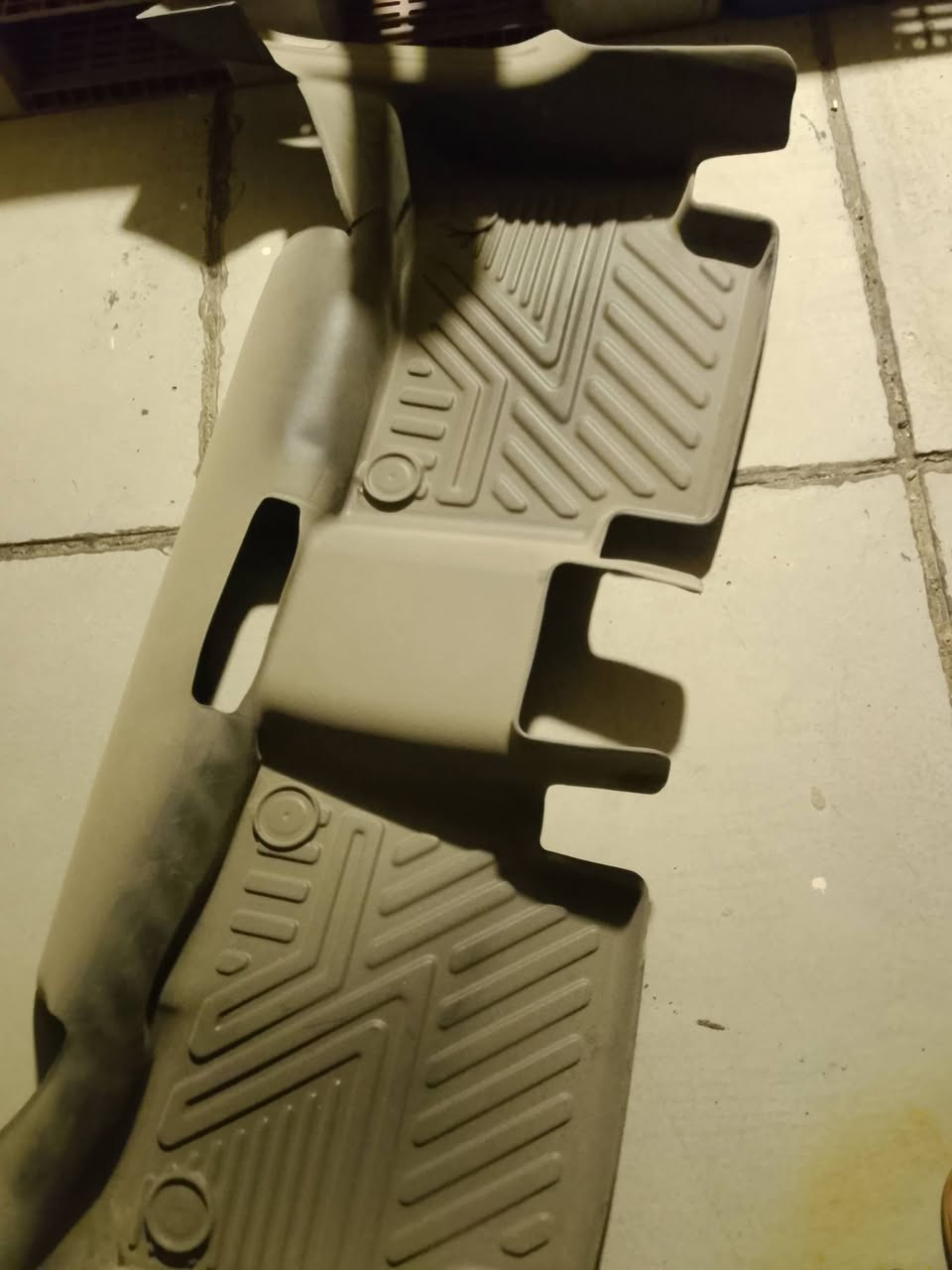 السلام عليكم عندي ارضيات مال كورله2025 لون اوف وايت جديده عنوان بغداد حي الجهاد ***********
