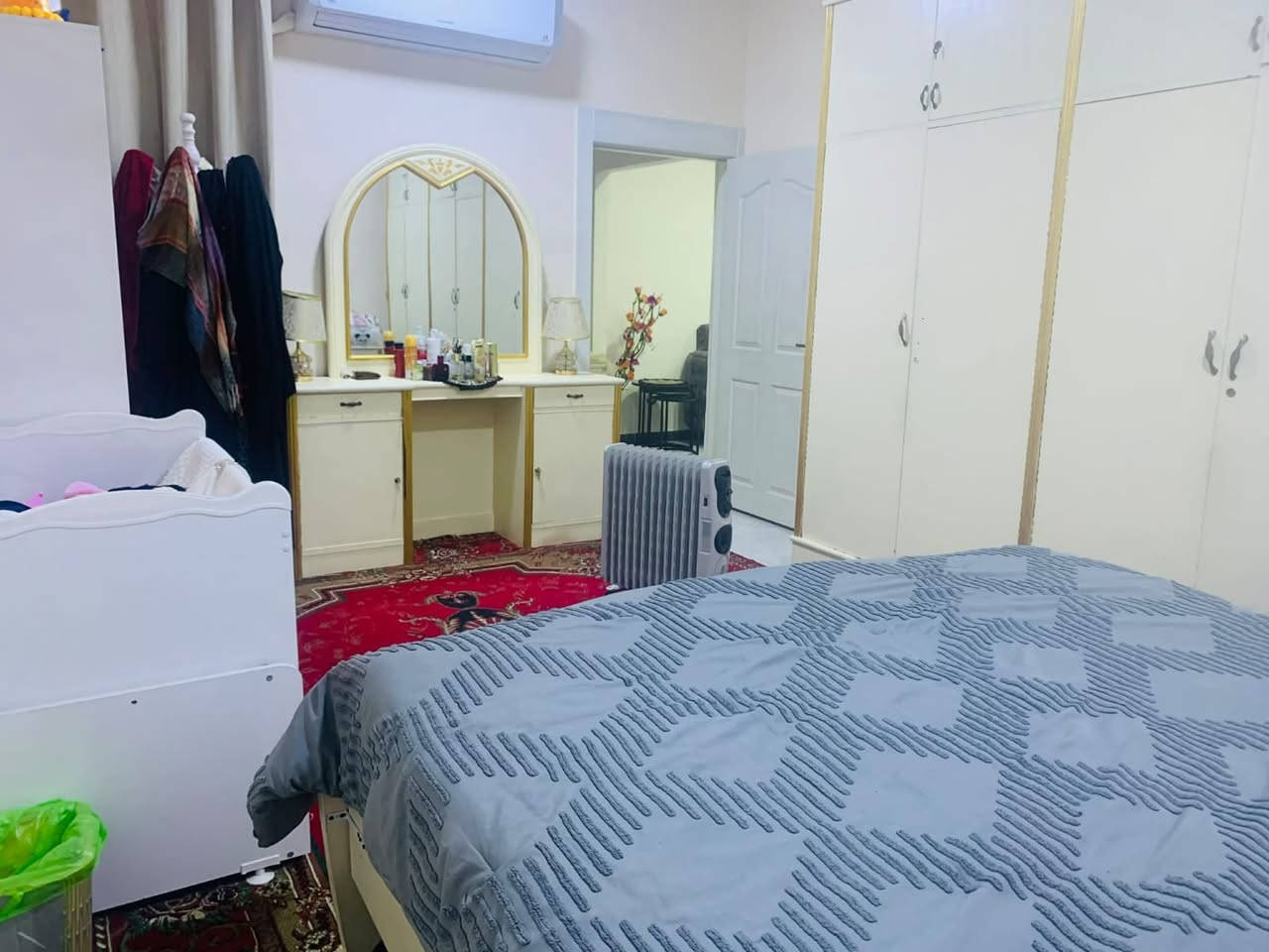 للبيع حي الانصار 
ركن م 135
طابقين بناء حديث
الطابق الاول
1استقبال
صاله + مطبخ +غرفه +صحيات
طابق ثاني 
3 غرف نوم +صاله + صحيات
طابق ثالث غرفه حجم كبير 
***********
حسين الرماحي
