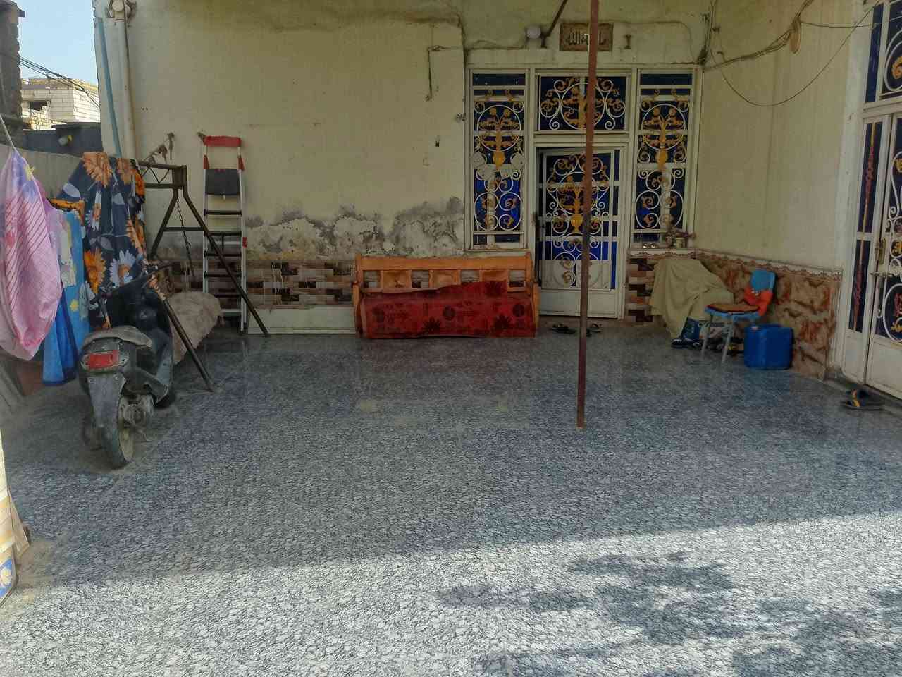 بيت زراعي لبيع طابقين يتكون من  غرفتين و 3 صالات و 3 صحيات و مطبخ و ديوانيه عنوان ناصريه المهديه مقابيل عمارات الشموخ و عل شارع مزرعت ابو هبه قرب حسينيه ابي طالب السعر 125 و بيه مجال ***********
