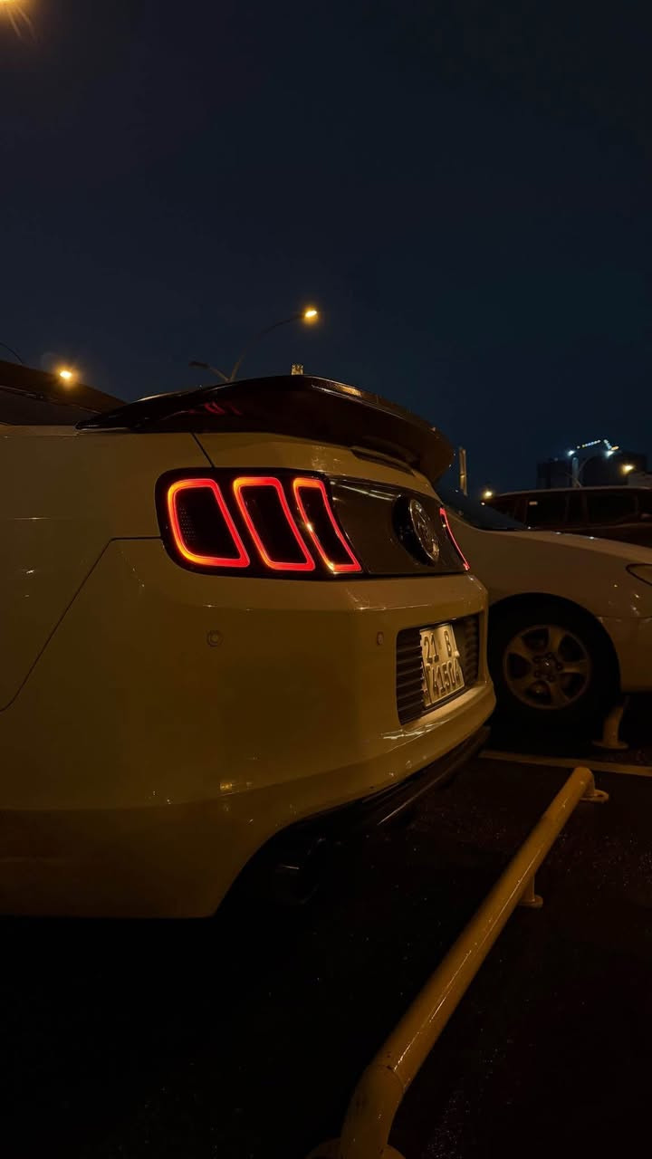 موستانگ ٢٠١٣ سفری ئێرەیە سەیارەکە

سەیارەکە زۆر خاوێنە مەسرفی تێدا نیە کەشفی مەزبوتە 
گێرو مەکیناو کارەبایەتی بە شەرتەو مەزبوتە
بەرمەجەی پۆپ بانکی لەسەرە 
تایەو ویلی نوێیە و خاوێنە
٣ پارچەی پێشی هەیە بێ ئێرباگ  بێ ژورێ
بە ناوی خۆمەو هەزەو سەنەوی رەقەم نوێیە.

ژ.م*********** أربيل, العراق
