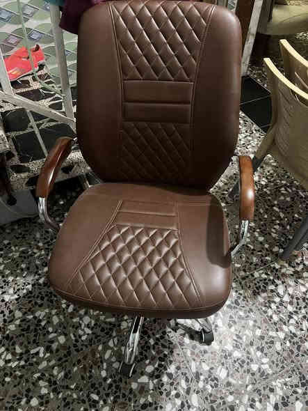 ميز مكتب ١٤٠سنتيم مع كرسي دوار جديد وغير مستعمل السعر ٢٠٠ الف رقم الهاتف ***********
