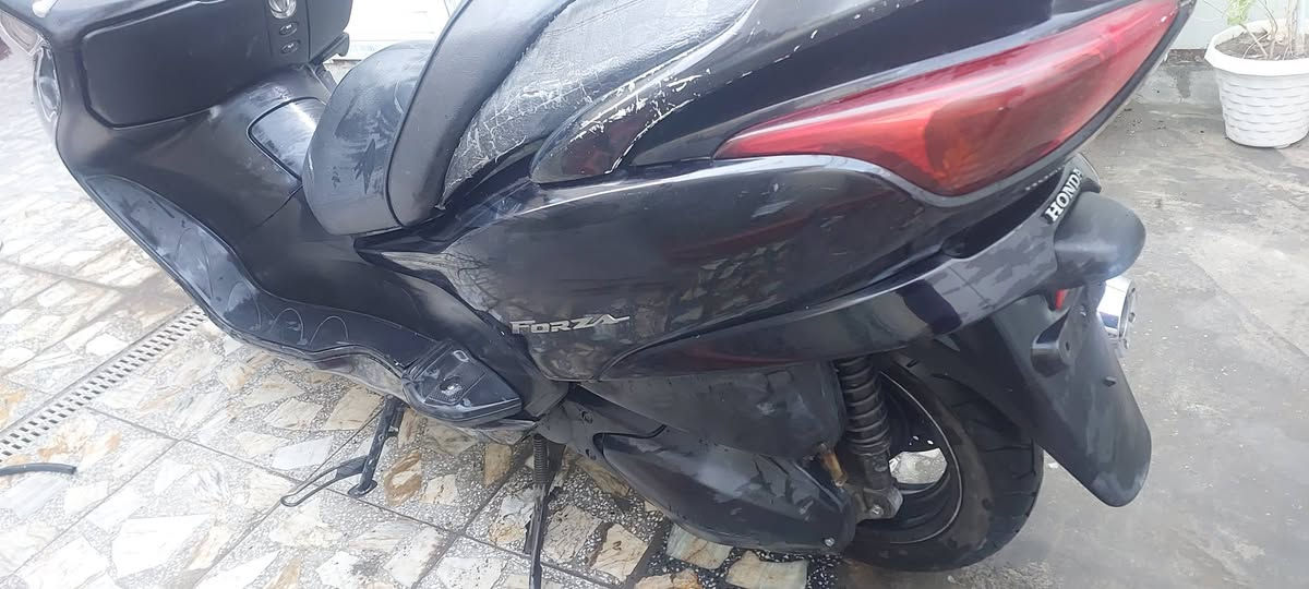 فورزه ٠٨ كير ٦ مكينه بلادي ما مفتوحه خرسه شلعه او معدل حماوه ما تعبر النص تخم تاير جديد منضومه زنون  دراجه رونه واحد او نص ثابت ما ناقصه شي بس بنز كلج خلفي شويه تعبان  اوراق كاملهالسعر ٩٥٠ او بيه مجال بسيط مكلني بغداد حي العامل الرقم ***********
