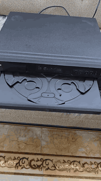 مشغل اقراص سيدي وMp3 مضغوط ياخذ 5 اقراص مع بعض  قطعه. تحفه جميله. استيراد. استراليا. وزن ثقيل قطعه مواصفات حلوه مكاني سماوه ***********
