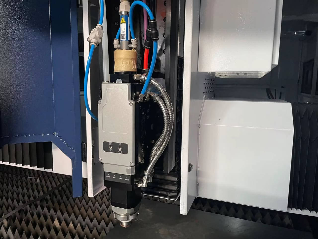 ماكنة ليزر  مسـتخدم. شهر واحد 12000 w القدرة 
الماكنة نضافـة 99% و شغاله و جاهزه للعمل  مابيها اي مشكله او عطل. الي يناسبة يجي يفحص ويشغل شكد يريد 
مواصفات المكينه عاليـة. 
درايفرات و ماطورات نوع DELTA 
مصدر ليزر نوع MAX 12000 kw 
هيد القطـع نوع BOCI 441 
الاجزاء الكهربائيه Schneider electrical شنايدر 
مسـاحة العمل 250 عرض  الطول 6 متر 
الماكنة مع كافـة الملحقات  
مكينة صناعيـة وزن ثقيـل و تتحمل اوزان ثقيلة 

للاستفسار ***********
