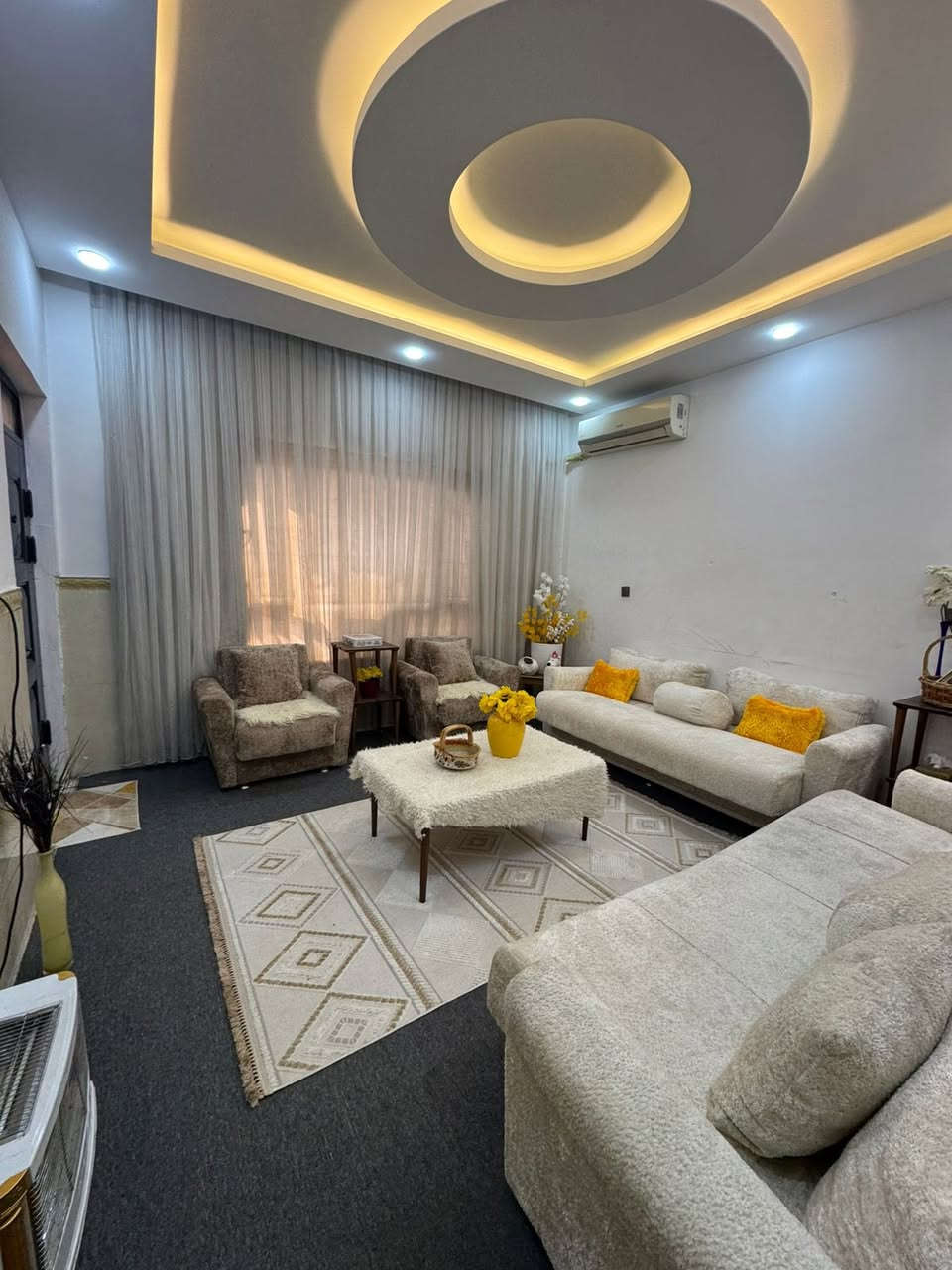 منزل مربع للبيع في حي  #هفالان  ‏(مركز المدينة  اربيل) 
 خانووی مربع بۆ فرۆشتن لەگەرەکی  #هەڤاڵان   
مساحة:- 100متر
  يتكون من :-
أستقبال 
 مطبخ 
هول
 صحيات 
2 غرف نوم
البيت #طابو يسجل بأسم اي شخص يحمل الجنسية العراقية 
‏📍موقع البيت:-هفالان قريب عل جامع سيد طيب🕌 
  —————————————
‏ للاستفسار 
كورك ***********📞
اسيا ***********📞
—————————————
📍موقع عقارات جميل:- اربيل هفالان خلف مطعم باب الحارة 
 https://maps.google.com/?q=36.194012,44.049461
—————————————
