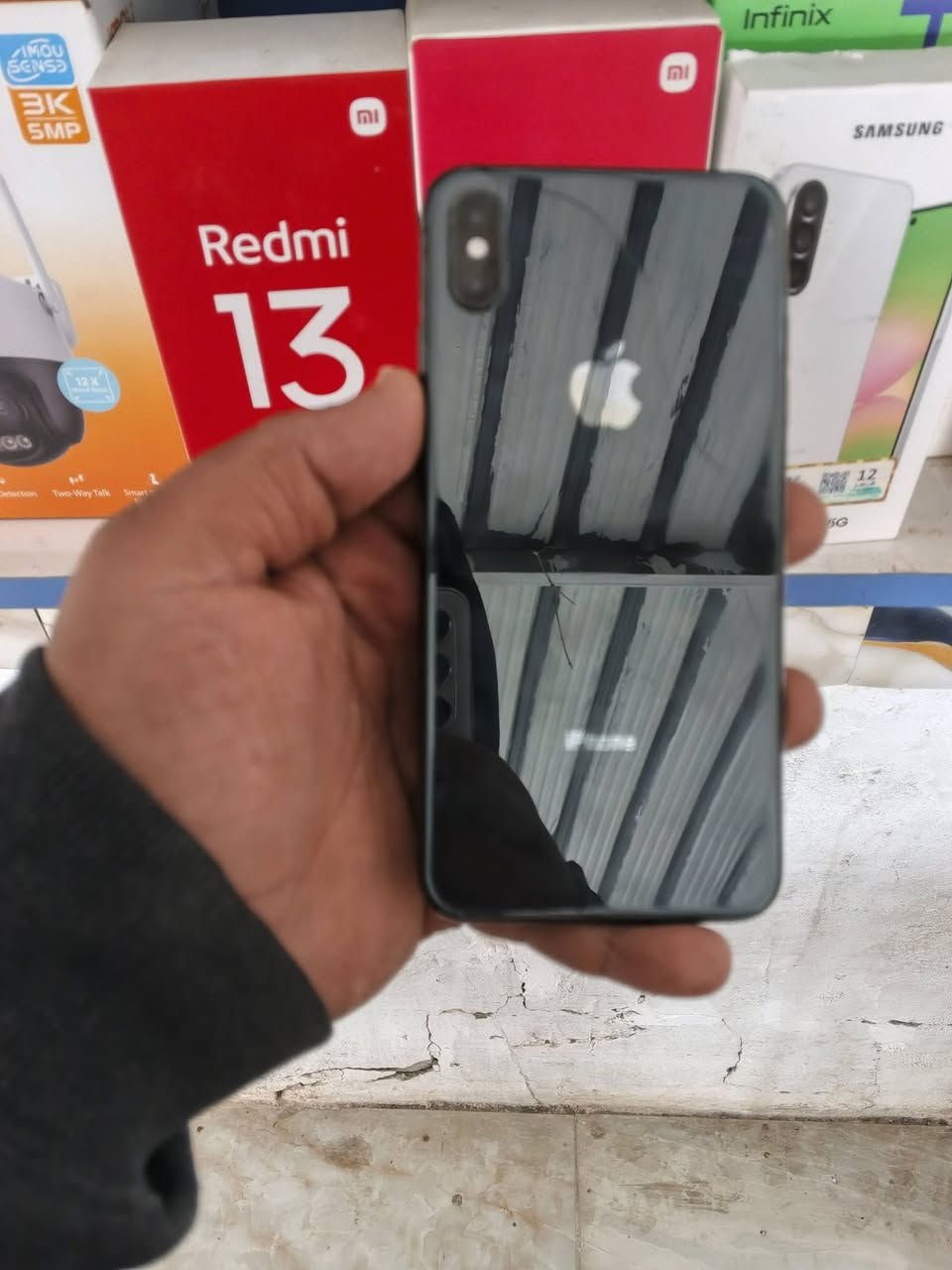 سلام عليكم للبيع و للمراوس
ايفون إكس ماكس مكفول من الفتح 
بطاريه 79 بلاديه 
اذكره 256 
فقط بي فطر بضهر وسماعه جوه بيها خنه 
سعر 165 وبي مجال قليل عنوان حله دبله
***********
