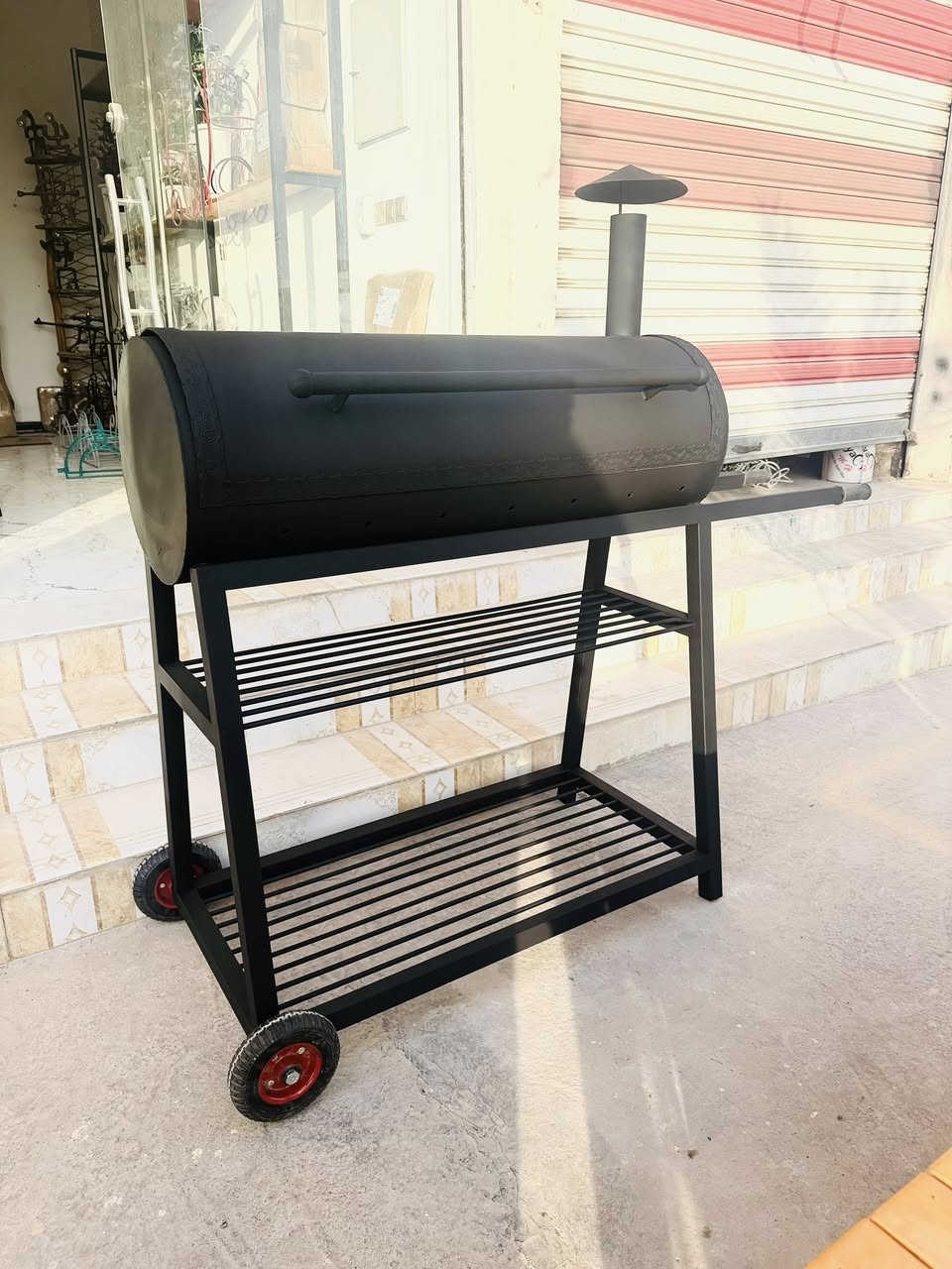 � منقلة شواء احترافية بتصميم مدخن أنيق 🔥
منقلة بهيكل فولاذي قوي مطلي بطلاء مقاوم للحرارة، مزودة بمدخنة علوية للتحكم بدرجة الحرارة والدخان، لتمنحك نكهة شواء مدخنة أصيلة في كل مرة. تحتوي على رف سفلي عملي للتخزين وعجلات متينة لسهولة الحركة.

خيار مثالي لجلسات الشواء العائلية والمناسبات، يجمع بين الأداء القوي والمظهر العصري. 🍖�


**إذا كنت صاحب هذا الإعلان وتريد حذفه لأي سبب، رجاءا أرسل رسالة إلى الدعم الفني**