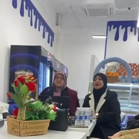 �✨ أمسية رمضانية ثقافية نسائية مميزة ✨🌙
يقيمها منتدى نساء الانبار للتنمية والدعم النفسي والمجلس الوطني لتنمية المواهب والابتكارات  التابعين لمركز الموسوعة للابداع العراقي المقر العام  ونقابة المدربين العراقيين فرع الانبار

في أجواء إيمانية مفعمة بالروحانية والتآلف، أُقيمت أمسية رمضانية ثقافية نسائية بحضور نخبة طيبة من السيدات، حيث اجتمعت القلوب على المعرفة والحوار الهادف في رحاب شهر رمضان المبارك.
🔹 محور الأمسية:
تضمنت الأمسية محاضرة قيمة بعنوان:
“لماذا تشعر المرأة اليوم بالإرهاق النفسي؟”
سلّطت المحاضرة الضوء على أبرز التحديات النفسية التي تواجه المرأة في ظل تعدد المسؤوليات وتسارع نمط الحياة، كما تناولت أهمية العناية بالذات، وتنظيم الأولويات، واللجوء إلى الدعم الروحي والإيماني كركيزة أساسية للاستقرار النفسي قدمتها السيدة شيماء الالوسي رئيس النقابة بحضور ضيف الشرف الدكتورة نضال العبادي من الجامعة المستنصرية مسؤولة قسم الارشاد النفسي مشكورة .
و شهدت الأمسية مشاركة مميزة من الحاضرات، حيث تم فتح باب الحوار لطرح التجارب والتساؤلات، مما خلق مساحة آمنة للتعبير وتبادل الخبرات في أجواء يسودها الاحترام والدعم المتبادل.
وتضمنت الامسية  مسابقة رمضانية
 ثقافية أضافت روحاً من الحماس والمرح، وتفاعلت الحاضرات معها بشكل لافت.
وتم توزيع الهدايا والتكريم  الرمزية على الفائزات، إضافة إلى تكريم المشاركات بشهادات تقديرية تثميناً لجهودهن وحضورهن الفاعل.
وفي ختام الأمسية اختُتمت الامسية بالتقاط صور جماعية توثيقاً لهذه الأمسية المباركة، التي عكست روح التعاون والألفة بين الحاضرات.

نسأل الله أن يجعلها أمسية مباركة نافعة، وأن يوفقنا لمزيد من اللقاءات الهادفة التي تعزز وعي المرأة ودورها في المجتمع.

🌸 كل الشكر والتقدير لكل من ساهم في إنجاح هذه الأمسية
🌸 والأسبوع القادم يوم الجمعة سوف تكون الجلسة الثانية في إحدى مساجد الرمادي اي شخصية نسائية تحب تكون من المشاركات في الجلسة تراسل على الرقم ادناه …
📩 للحجز والاستفسار يرجى التواصل عبر الواتس اب على الرقم التالي :-
***********
