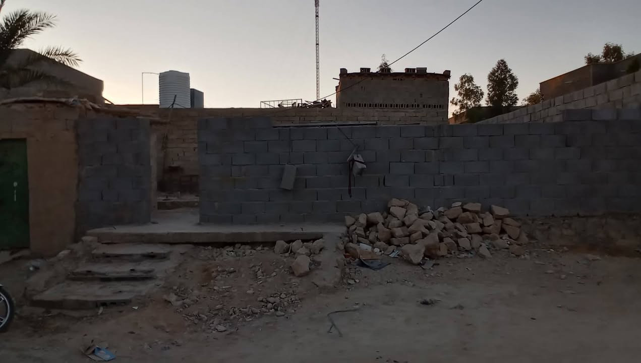 المساحة الكلية / ٢٥٠ م

كما موضح بالصور ادناه 

المحتويات :-

غرفتين نوم 

ممر داخلة مطبخ 

صحيات داخلية 

مخزن خارجي 

السعر / ٢٦ مليون و بي مجال بسيط

للتواصل ***********
