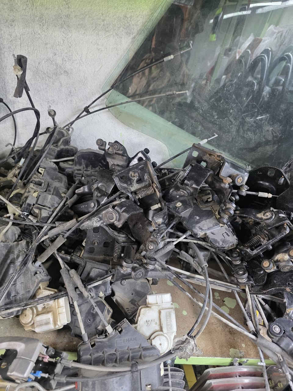 اللهم صلي على محمد وال محمد 
يتوفر جميع الذرعه والقفاله كله حاويه شرط نضافه يم مجمع البركه العنوان ناصريه قلعه سكر ***********
