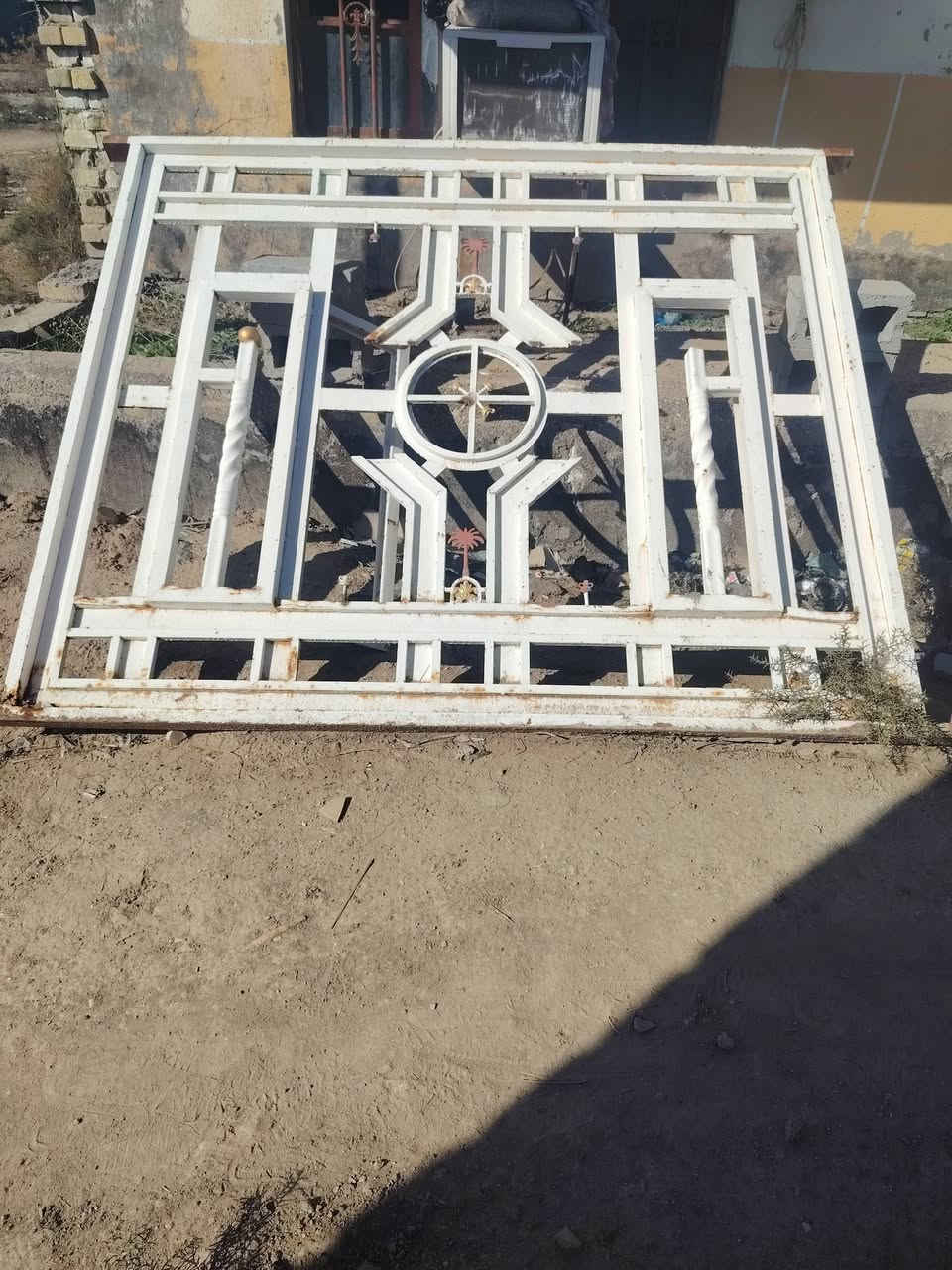 شبابيك عدد 2 بيبان عدد2بدون جراجيب شمعه وحده السعر 325بيهن مجال بسيط *********** مكاني الحفريه
