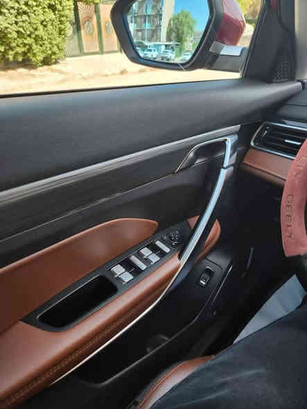 Geely Azkarra 2023 GF Full Option 4WD Mild-Hybrid 
جيلي ازكارا 2023 فول مواصفات دفع رباعي

فول مواصفات 1/1 - لون احمر ماروني

سعر 130 ورقه وبيها مجال 

مكان سياره حي الخضراء ***********

ماشية 29 الف كيلومتر قابلة للزيادة

- محرك 1.5 لتر تربو 3 سلندر مع محرك هايبرد EMS

- محرك صنع بشراكة جيلي وشركة فولفو السويدية

- عدد الاحصنة : 190

- تورك (عزم الدوران) : 300 نيوتن متر

48V EMS Motor - محرك كهربائي

- كير 7 سرعات دبل كلتش DCT - 4WD - دفع رباعي

- كراسي جلد طبيعي نوع نابا - تبريد وتدفئة وتحكم كهربائي ميموري الكراسي الامامية

- مودات قيادة (سبورت - راحة - ايكو اقتصادي - طرق وعرة)

- لايتات السيارة كلها فول LED

- اضاءة داخلية مع الوان مختلفة دشبول وبيبان

- سقف بانوراما - صندوق كهربائي

- كامرات و حساسات 360 درجة

- تبريد قطعتين و منفصلات سايق و الراكب

- اوتو هولد - نظام مساعدة على نزول المنحدرات

- رادار وكامرات امامي وخلفي - تحديد سرعة - قفل سرعة - محافظة على المسار - بريك تلقائي - قيادة الية

8x Surround Speakers سماعات

- مري كهربائي وشفط - مراية وسطية تعتيم ذاتي 

- التجوة الوسطية بداخلها فتحة تبريد تصير مثل ثلاجة صغيرة

- شاشة وسطية حجم 12.3" - وشاشة السائق دجتل

- ترحيب ذكي بالانارات مع غلق النوافذ اوتوماتك عند الخروج - فتح قفل بالاقتراب من السيارة اوتو - جامات 4 اوتوماتك صعود ونزول

سيارة فول مواصفات 1/1 مكفولة كفالة عامة من الصبغ والبارد والحار

بيها تكحيل فقط و رصعة كلش خفيفة بباب السايق

رقم اربيل سيارة بـأسمي تحويل ثاني يوم - هزة وفحص كلشي جديد يعني تحويل مباشر بدون تعب

سيارة بضمان 5 سنوات
