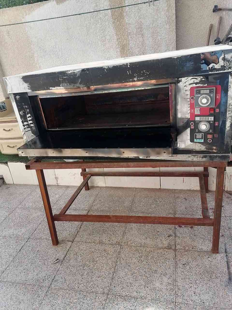 📢 فرصة مميزة لأصحاب المطاعم والكافتريا ٠٠٠
1️⃣ للبيع فرن بيتزا ولحم بعجين  كهربائي/غازي، صناعة ألمانية (Germany)، بجودة عالية. مع ميز حديد
✅ مصنوع من الفولاذ المقاوم للصدأ (ستانلس ستيل).
 ✅ مزود بلوحة تحكم رقمية.
 ✅ مناسب للمطاعم والكافتيريات والمخابز والمشاريع الغذائية.
2️⃣ مروحة سقف ثانوي عدد (2)
3️⃣ شباك مثرامة لحم حجم ٣٢
📍 الموقع: الكوت – داموك.
📞 للتواصل والاستفسار: ***********
