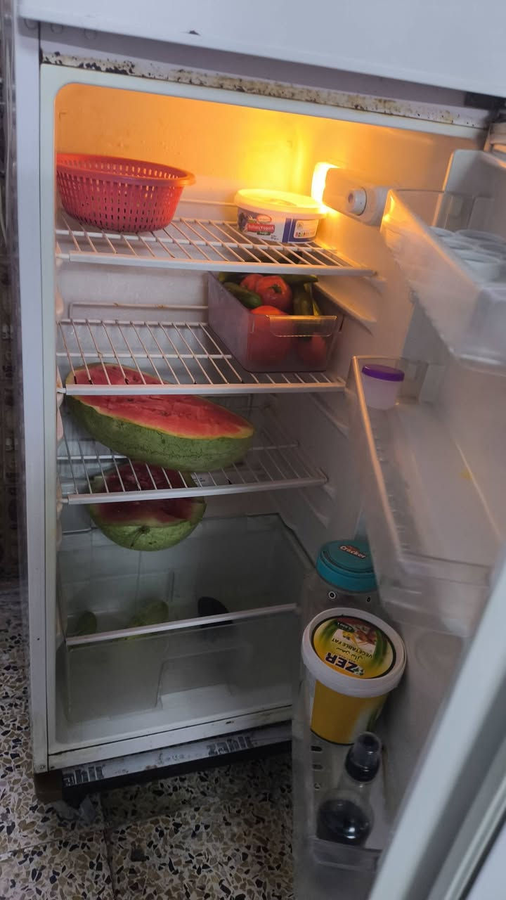 ثلاجه ارجليك ثلج گدام العين شرط رقم واحد اريد ابيعها لان اشتريت ثلاجه اكبر منها سعر 150 تواصل على الرقم ‏‪

‏‪***********‬‏
‏‪***********
