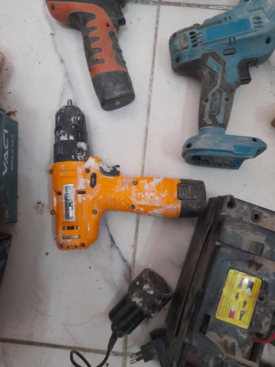 كلها شغاله  الواحد ٢٥ الف بطاريه واحده 
صلاح الدين قضاء بلد  حي الزهراء *********** 
لا يوجد  توصيل
