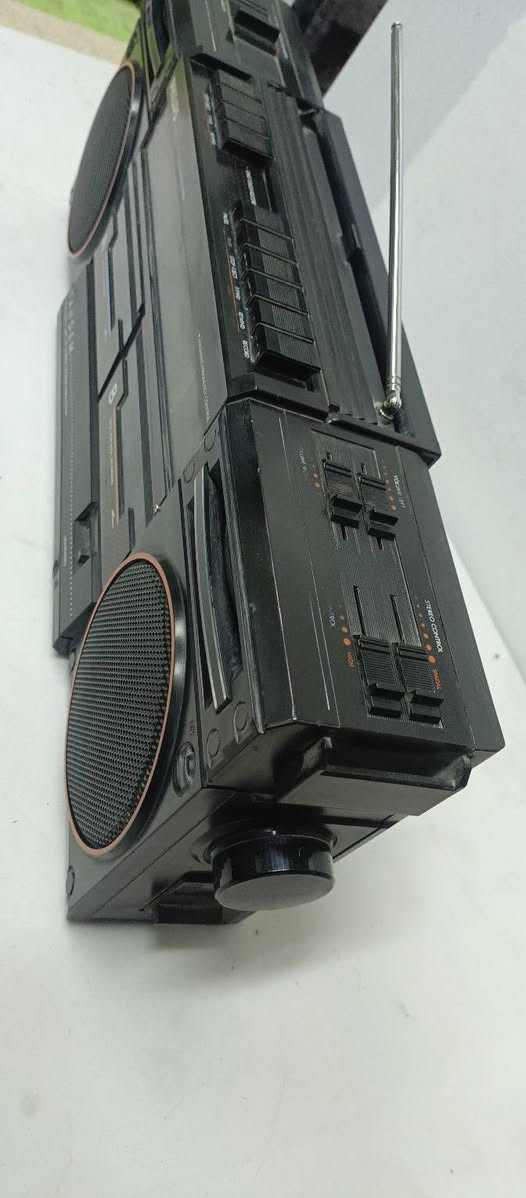 السلام عليكم..
مسجل راديو للبيع 
نوع فيليبس صناعة هولندا اصلي 
دبل كاسيت وراديو أربع موجات 
الجهاز بحاله جيده خارجياً وداخليا ولكن يحتاج إلى صيانه أبيعه على هذا الوضع مثل ما هو موضح بالصور والفيديو 
السعر ٢٥ ألف دينار والتوصيل على المشتري 
للأتصال ***********
