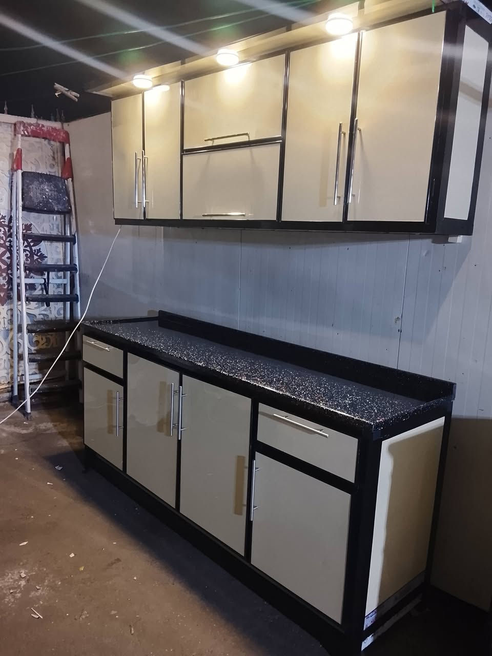 كاونتر تفصال درجه اولى 3 قطع كله مرمر نظيف جداً لايوجد ضرر العنوان بغداد الشعب الرقم *********** يوجد فيديو. والتفاصيل كاملة على الواتساب
