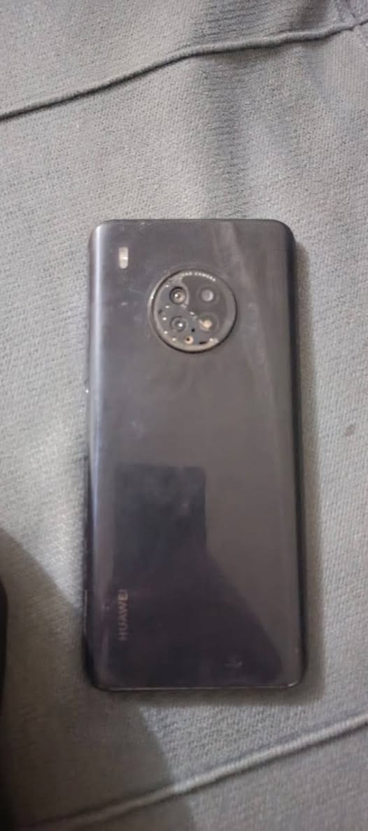 السلام عليكم 
هواوي Y9a 
ذاكره 128 عشوائيه 8 
مبدل شاشه اصليه والكامره مكسوره مثل ما موضح كدامك 
مابي اي نقص غراضه فقط شاحنه (يدعم الشحن السريع وتجي ويا شاحنه 64 واط)  متوقف خدمات كوكل بلي وطبيعي كل التطبيقات شغاله وسيم كارت شغال السعر 75 الف قفل مكاني بغداد  قريب على الشعله رقم الهاتف *********** ممتواجد على الماسنجر.

